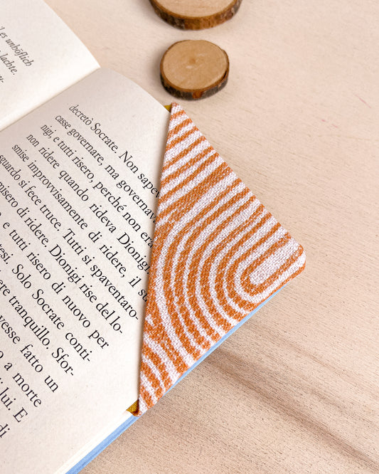 Segnalibro in stoffa ad angolo con motivo geometrico arancio