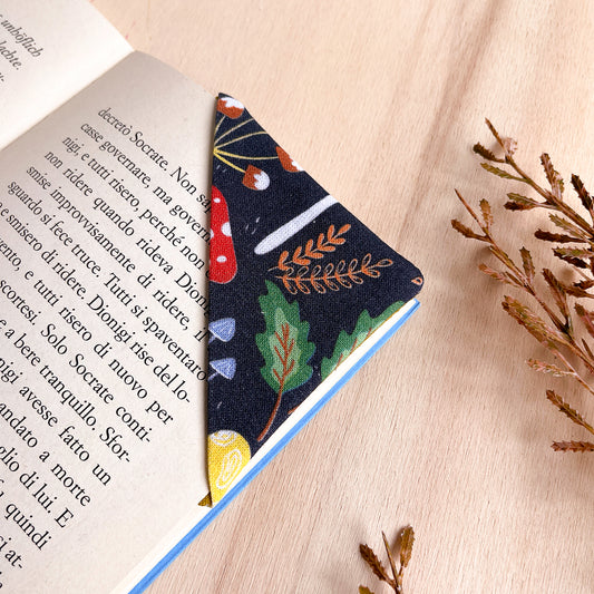 Segnalibro in stoffa ad angolo con funghi