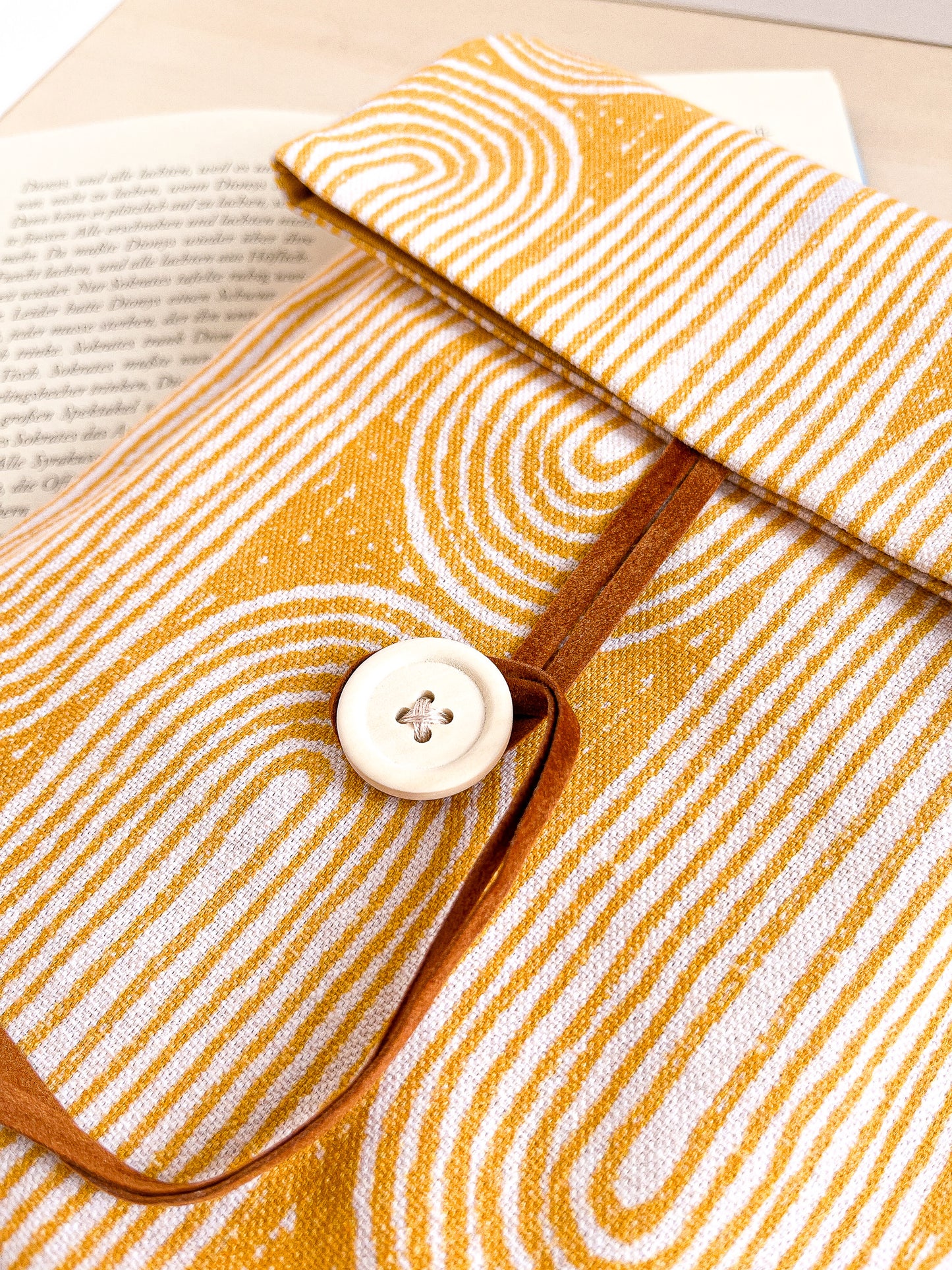 Custodia per libri regolabile in cotone con motivo geometrico giallo
