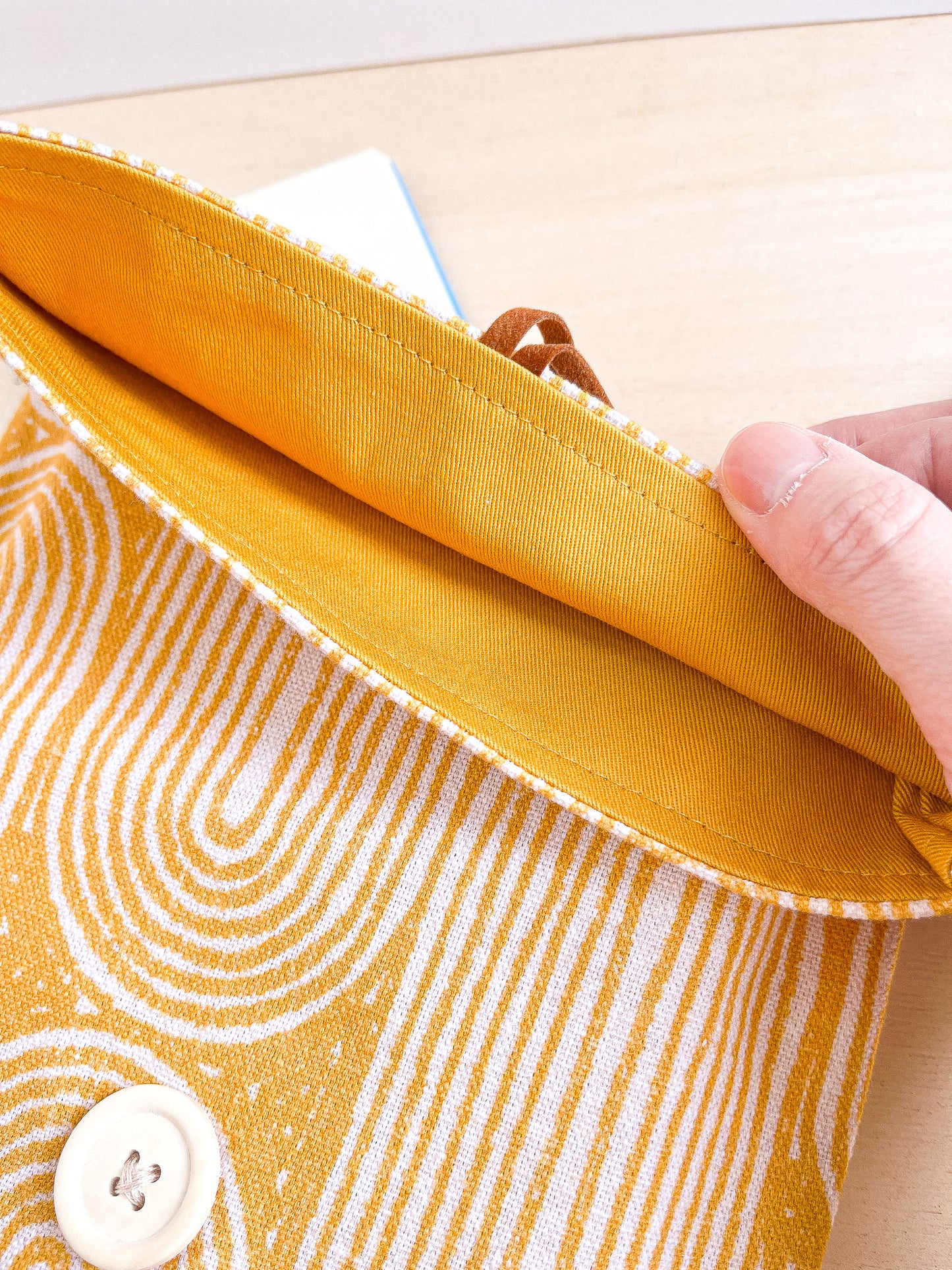 Custodia per libri regolabile in cotone con motivo geometrico giallo