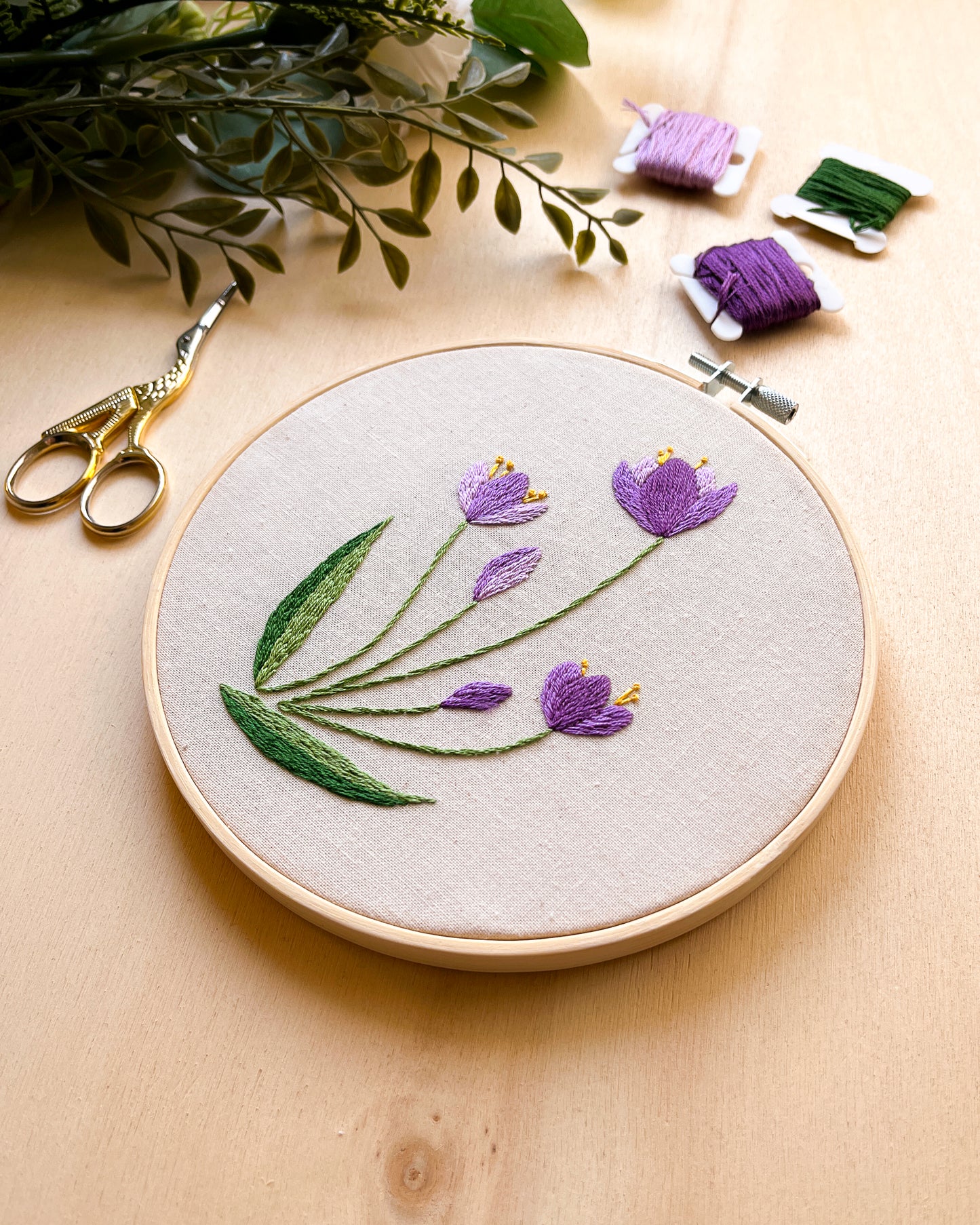 Crocus - pattern di ricamo a mano con istruzioni e video tutorial