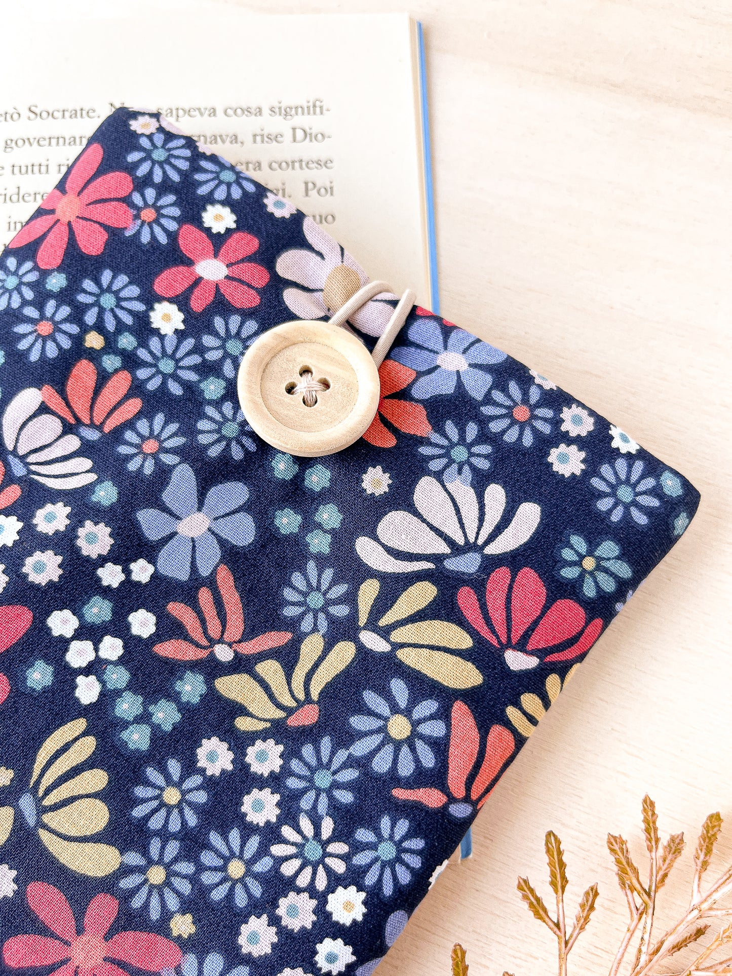 Tiny flowers padded e-reader sleeve