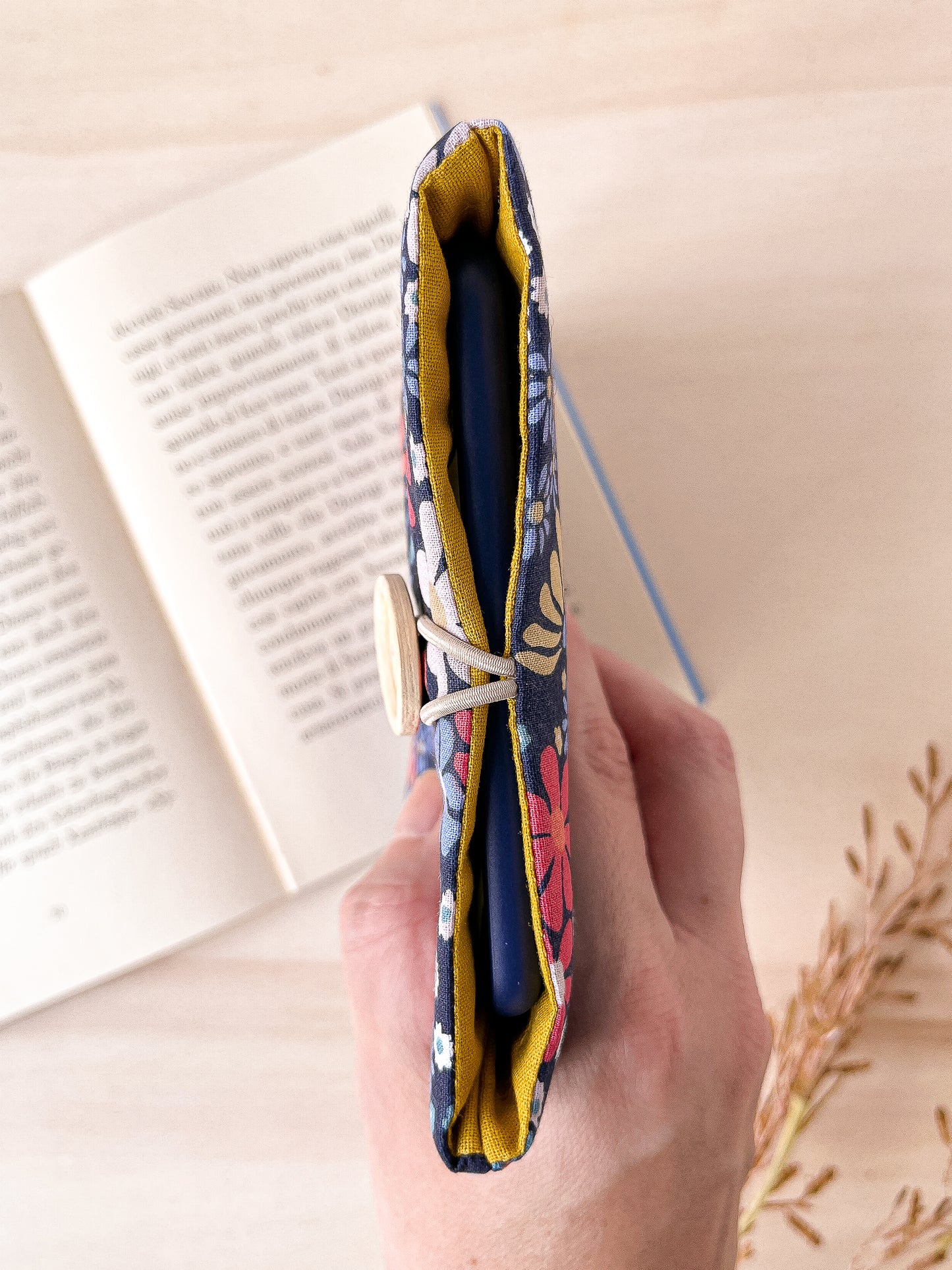 Tiny flowers padded e-reader sleeve