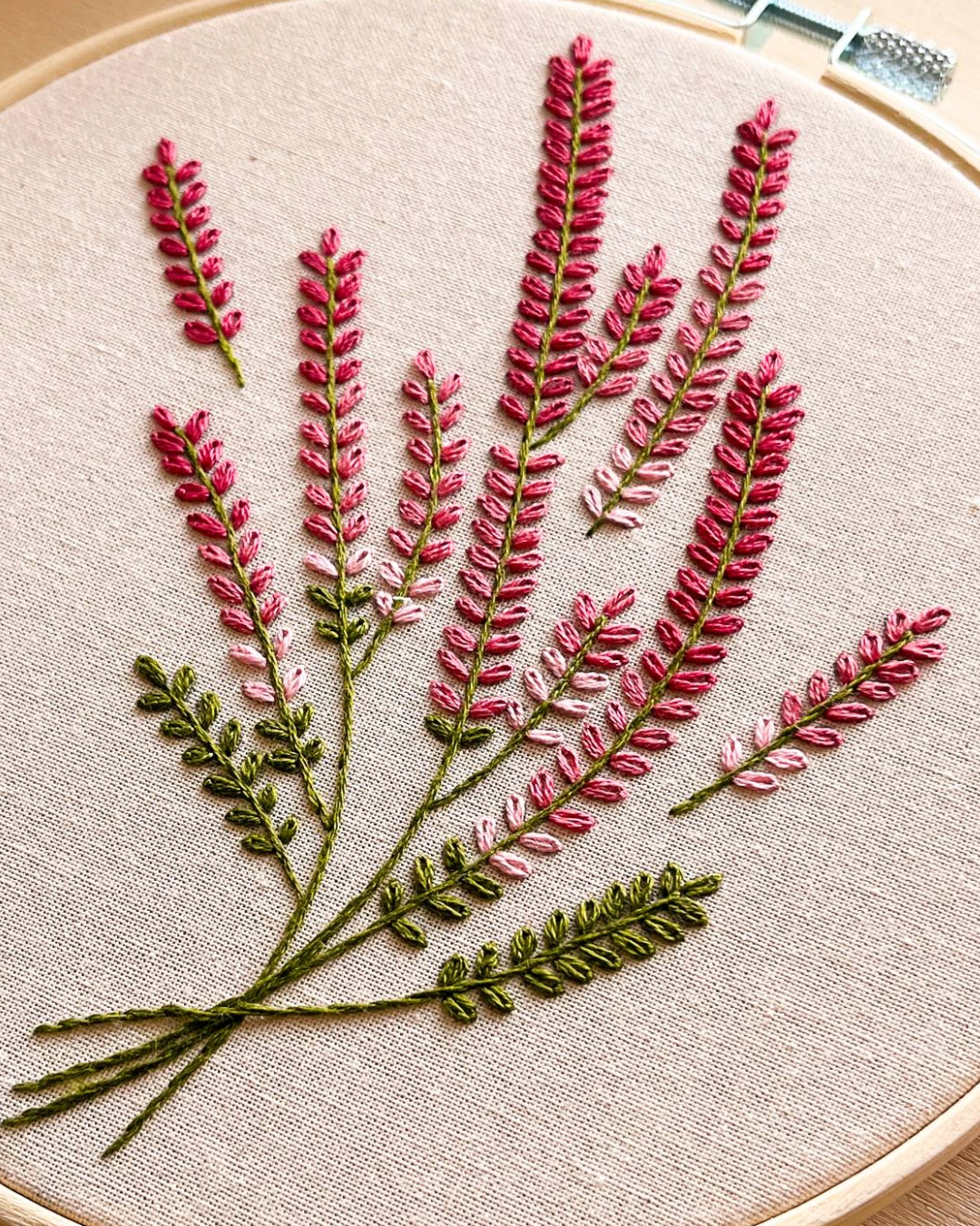 Fiori d'erica - pattern di ricamo a mano con istruzioni e video tutorial