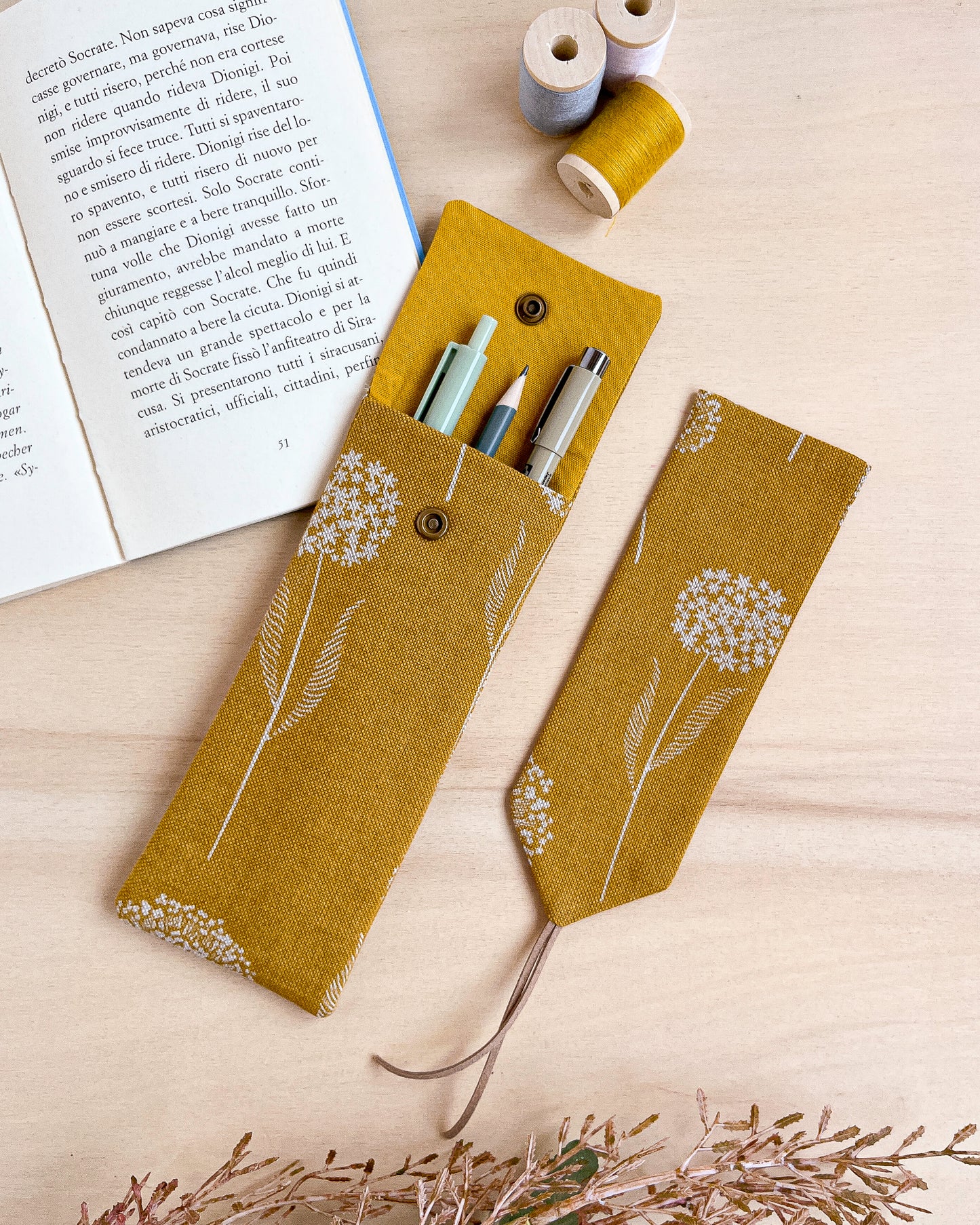 Astuccio in cotone fantasia ocra con fiori bianchi fatto a mano