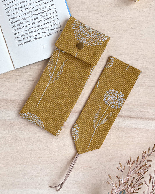Astuccio in cotone fantasia ocra con fiori bianchi fatto a mano