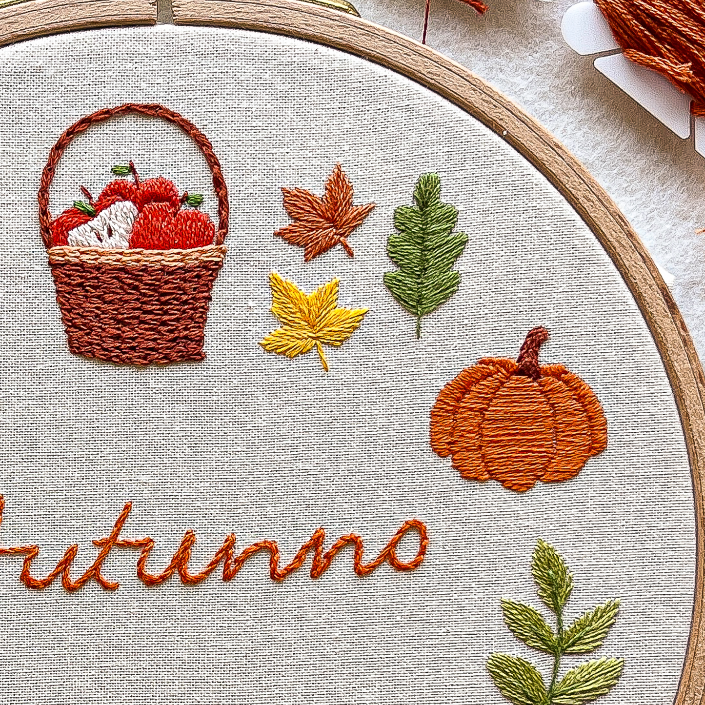 Autunno - pattern di ricamo a mano con istruzioni e video tutorial