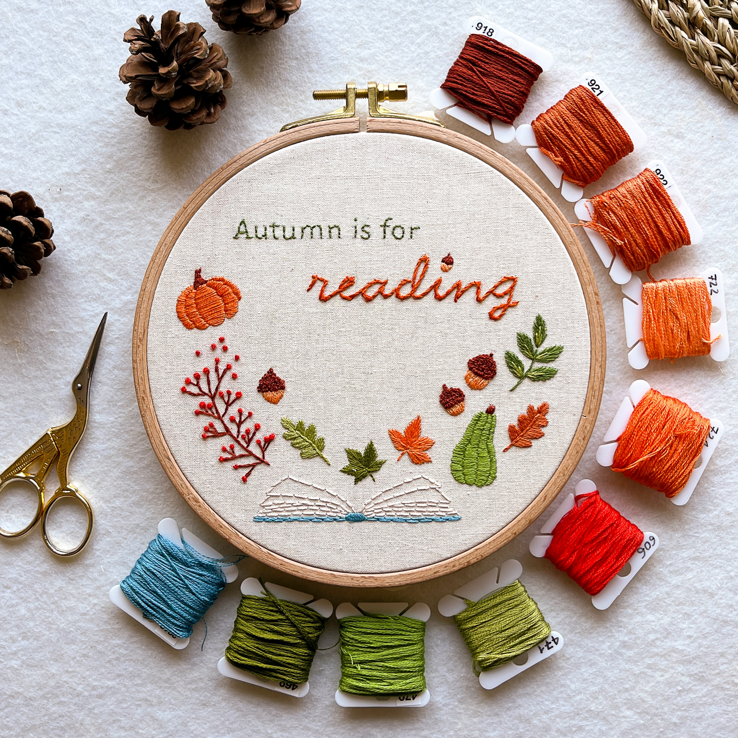 Autumn is for reading - pattern di ricamo a mano con istruzioni e video tutorial