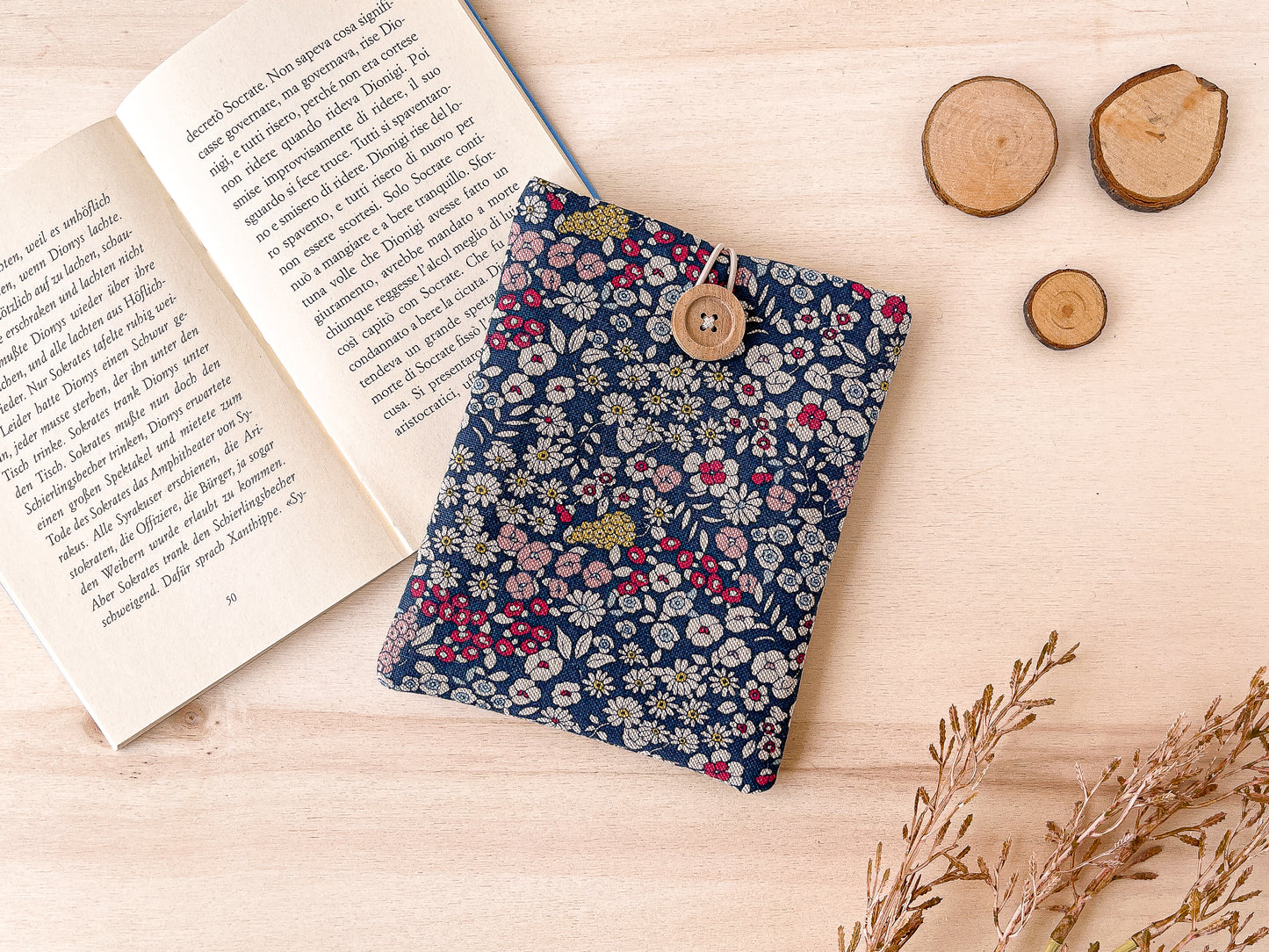 Blue flowers Kindle sleeve