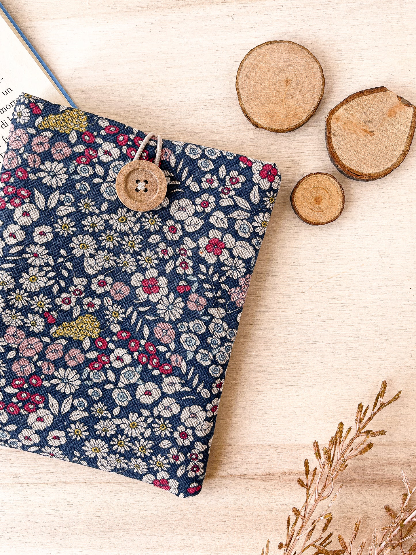 Blue flowers Kindle sleeve