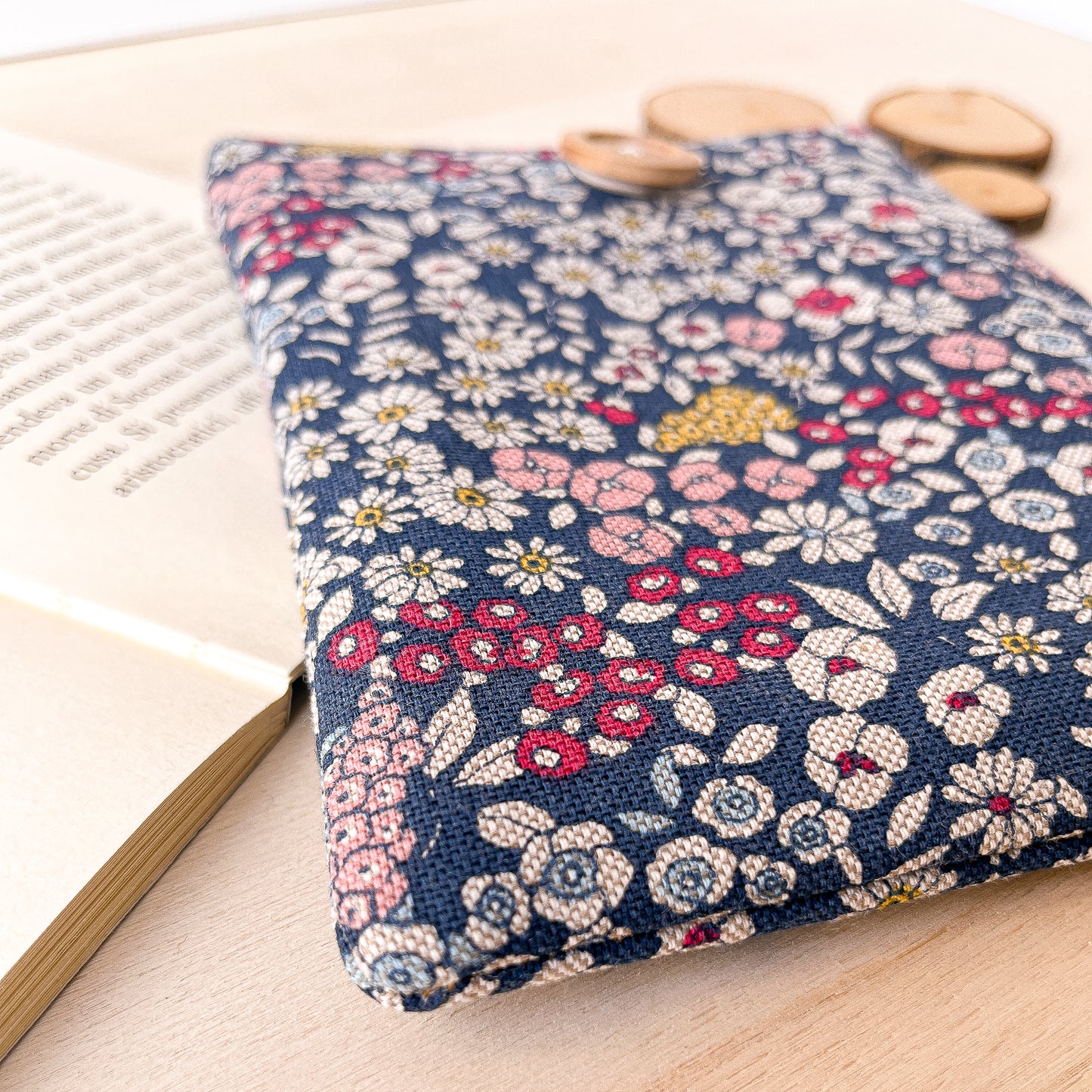 Blue flowers Kindle sleeve