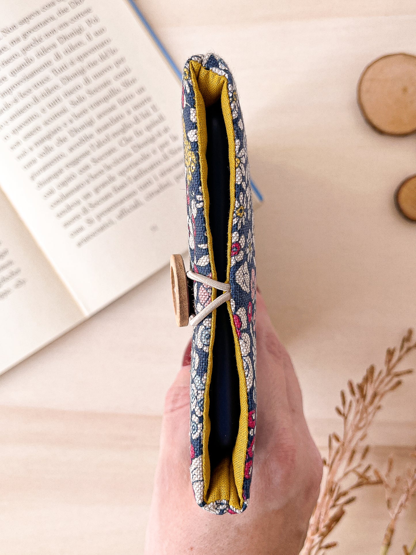 Blue flowers Kindle sleeve