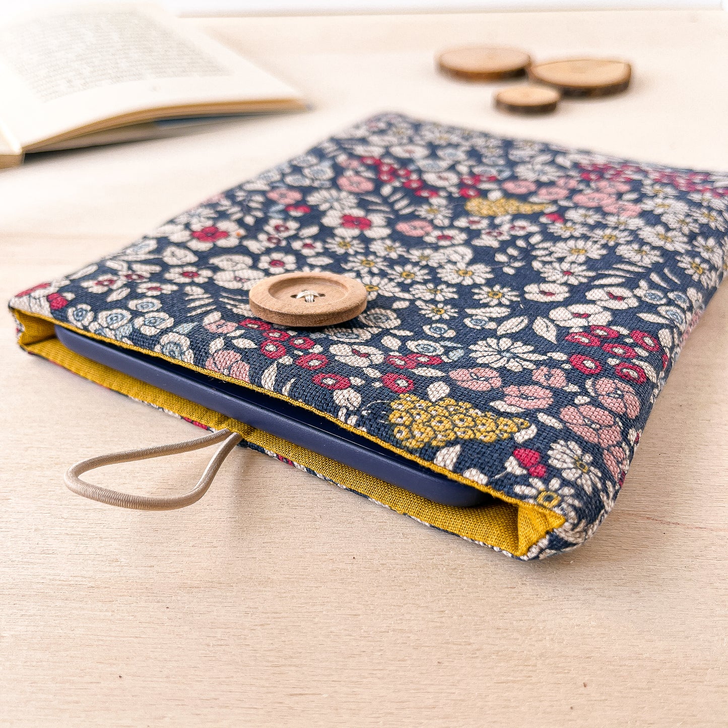 Blue flowers Kindle sleeve