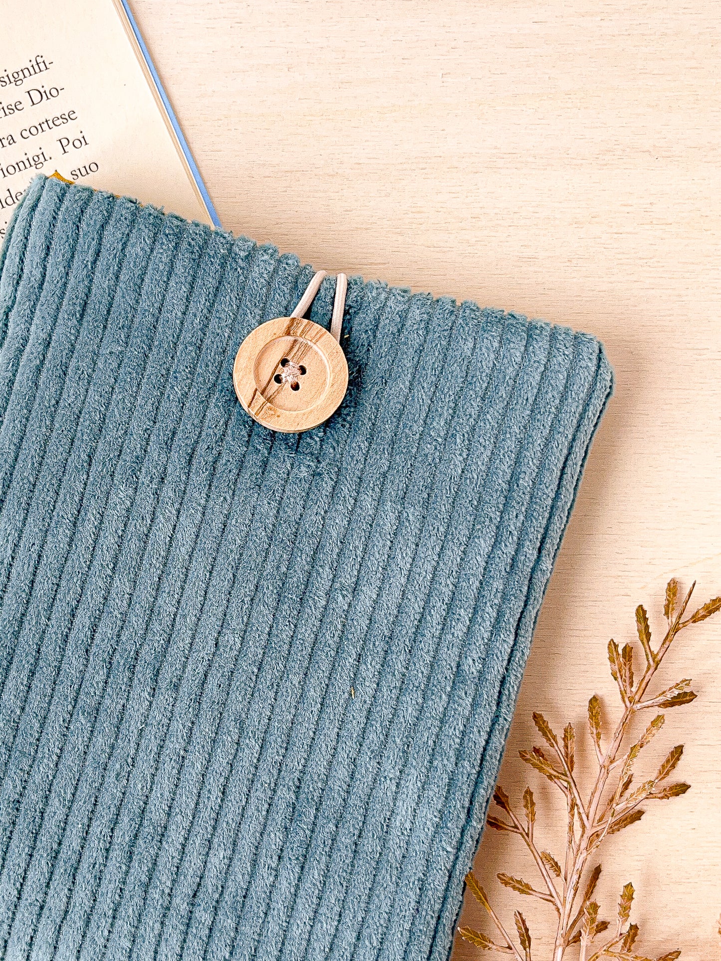 Custodia per e-reader in velluto azzurro con fodera gialla