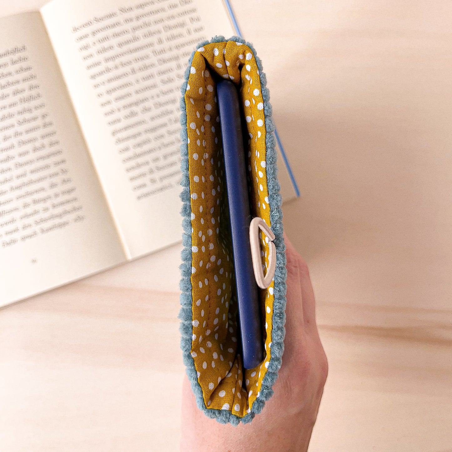 Custodia per e-reader in velluto azzurro con fodera gialla
