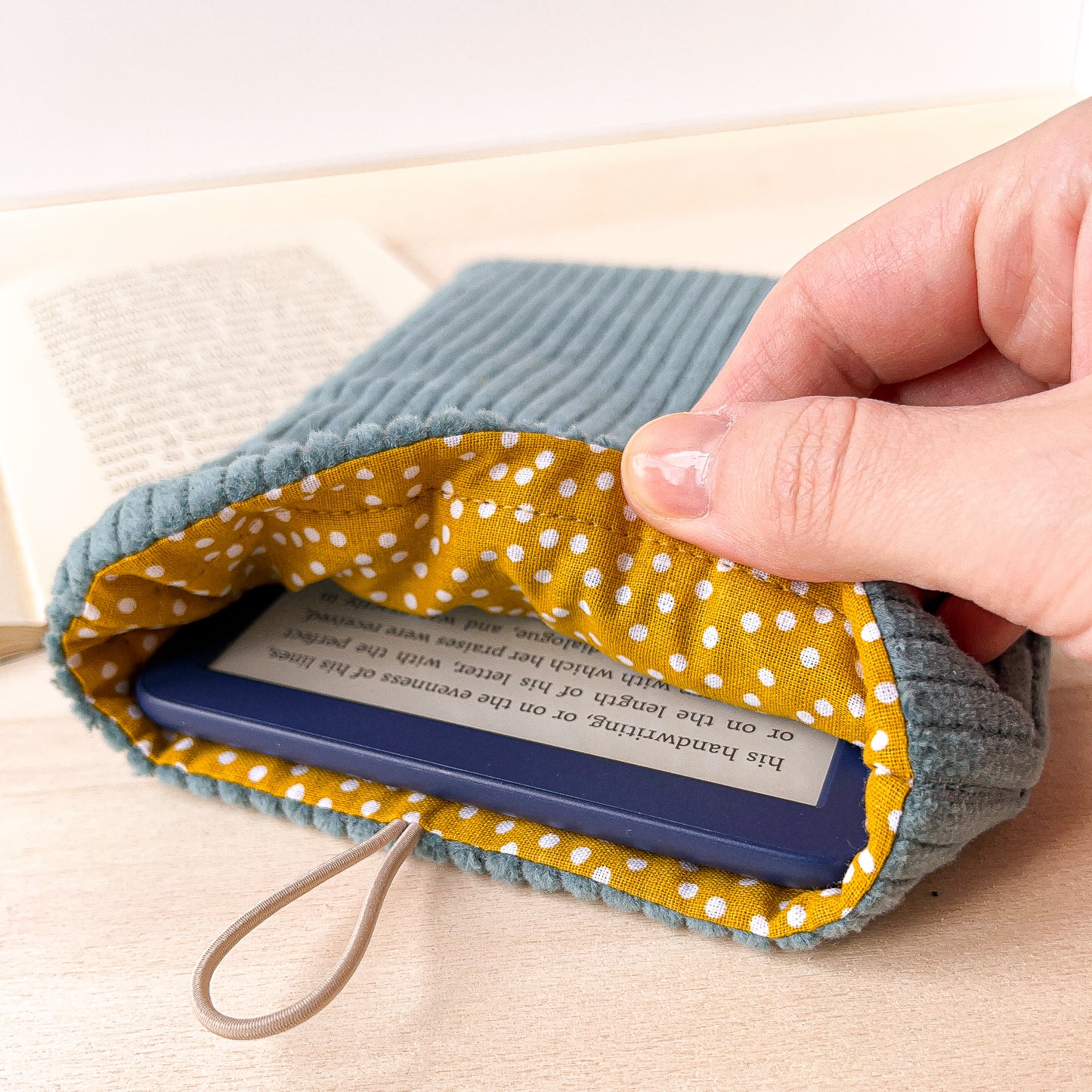 Custodia per e-reader in velluto azzurro con fodera gialla