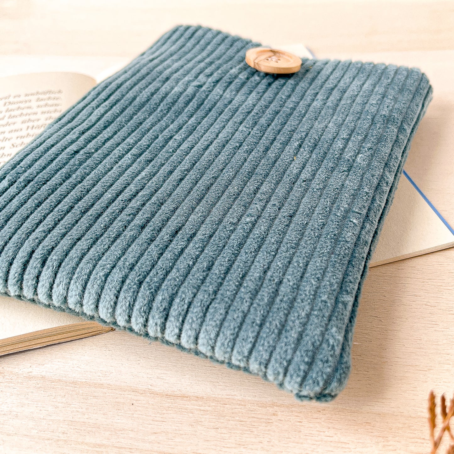 Custodia per e-reader in velluto azzurro con fodera gialla