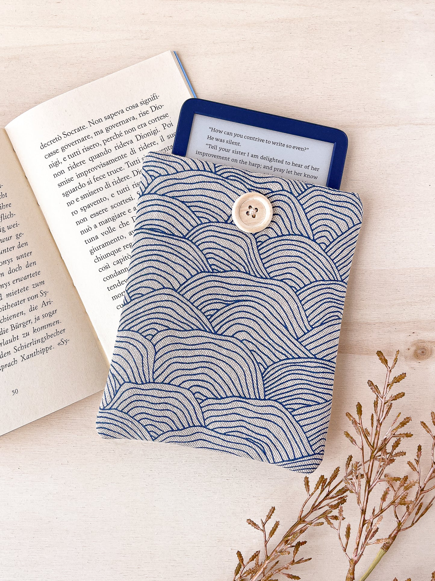 Blue waves padded e-reader sleeve