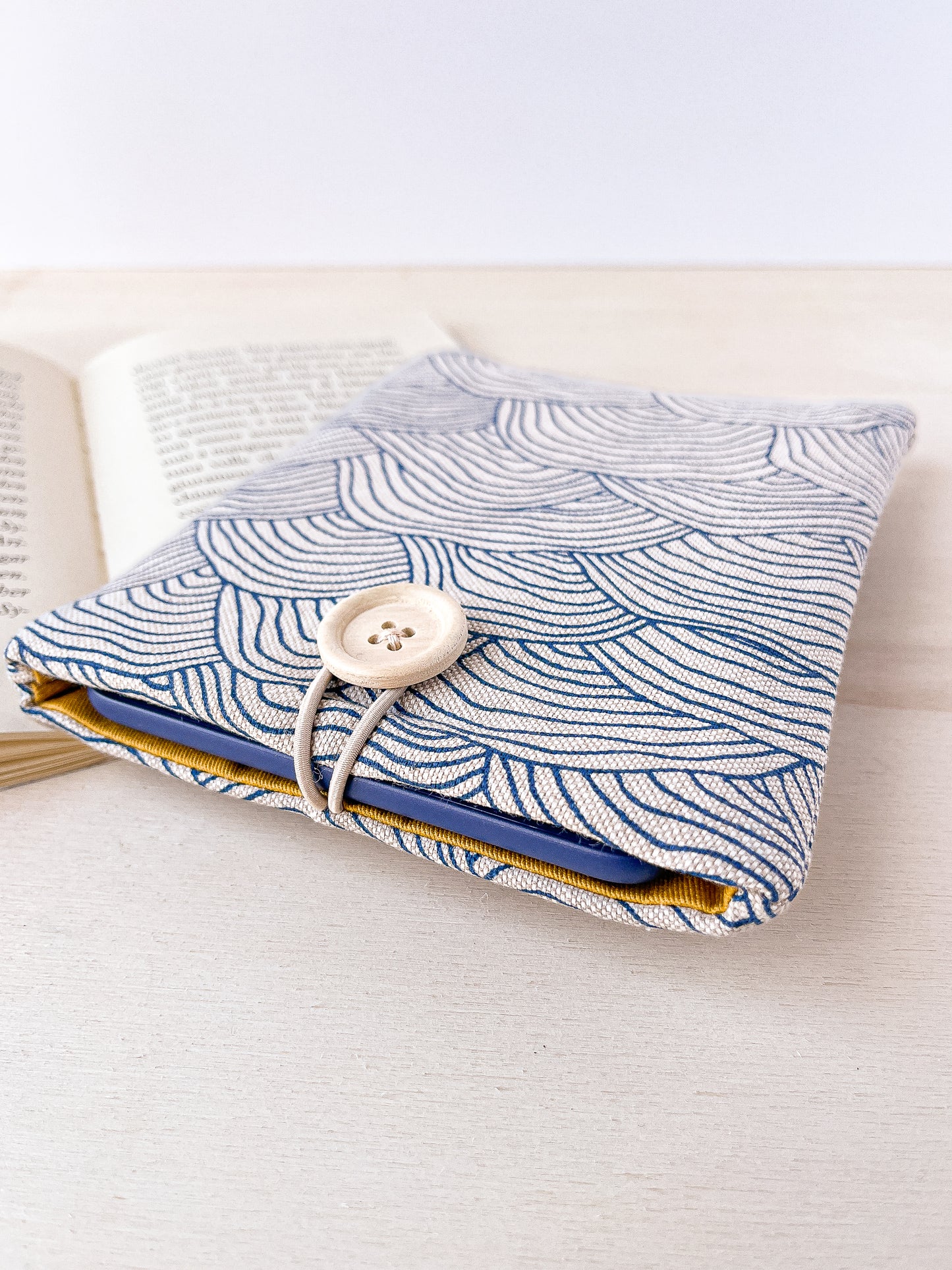 Blue waves padded e-reader sleeve