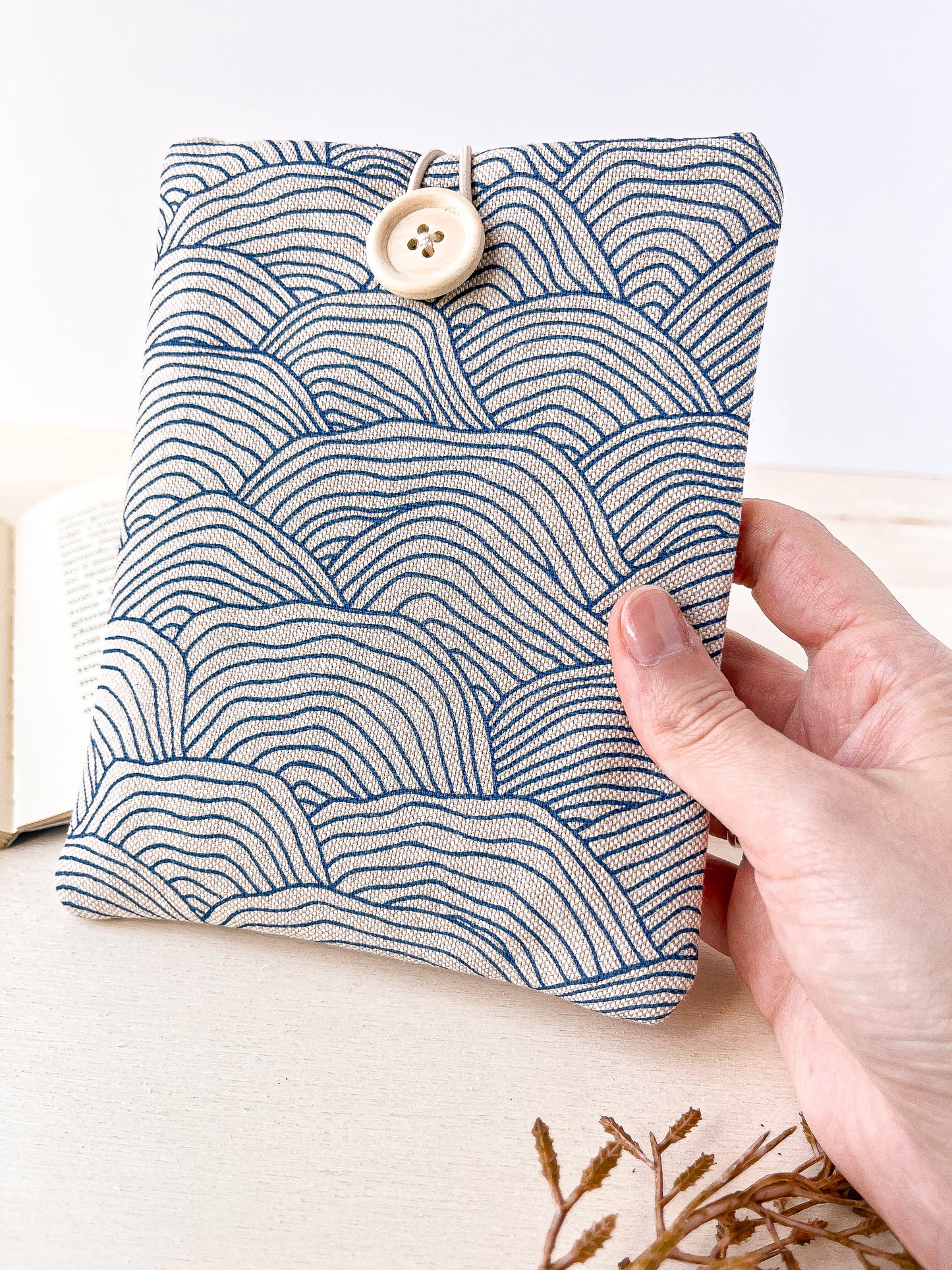 Blue waves padded e-reader sleeve