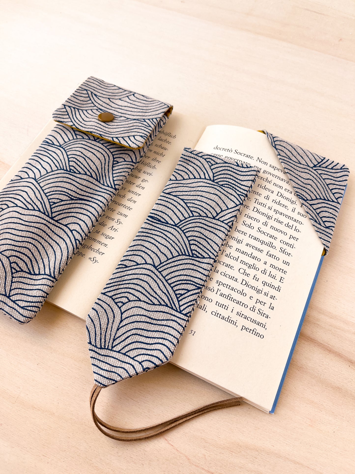Astuccio con motivo a onde blu + segnalibro
