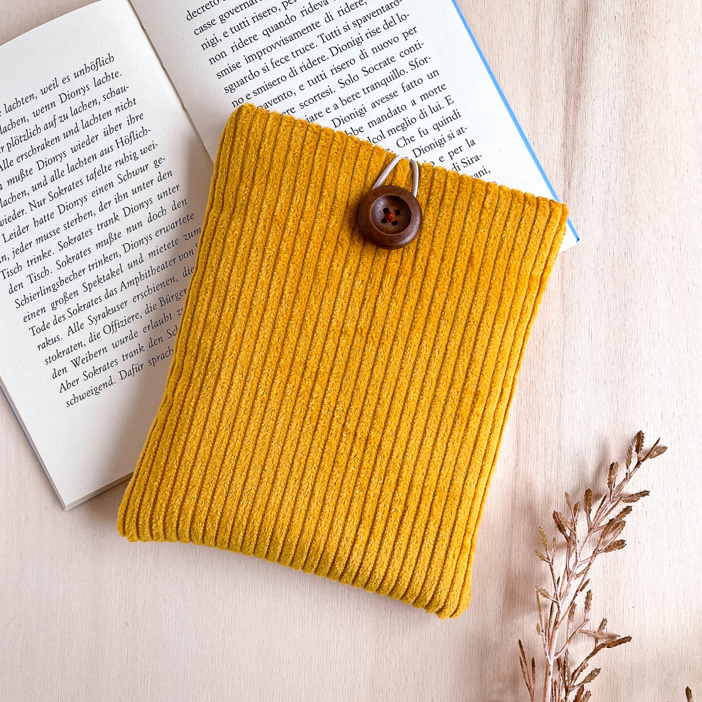 Custodia per e-reader in velluto giallo con fodera autunnale