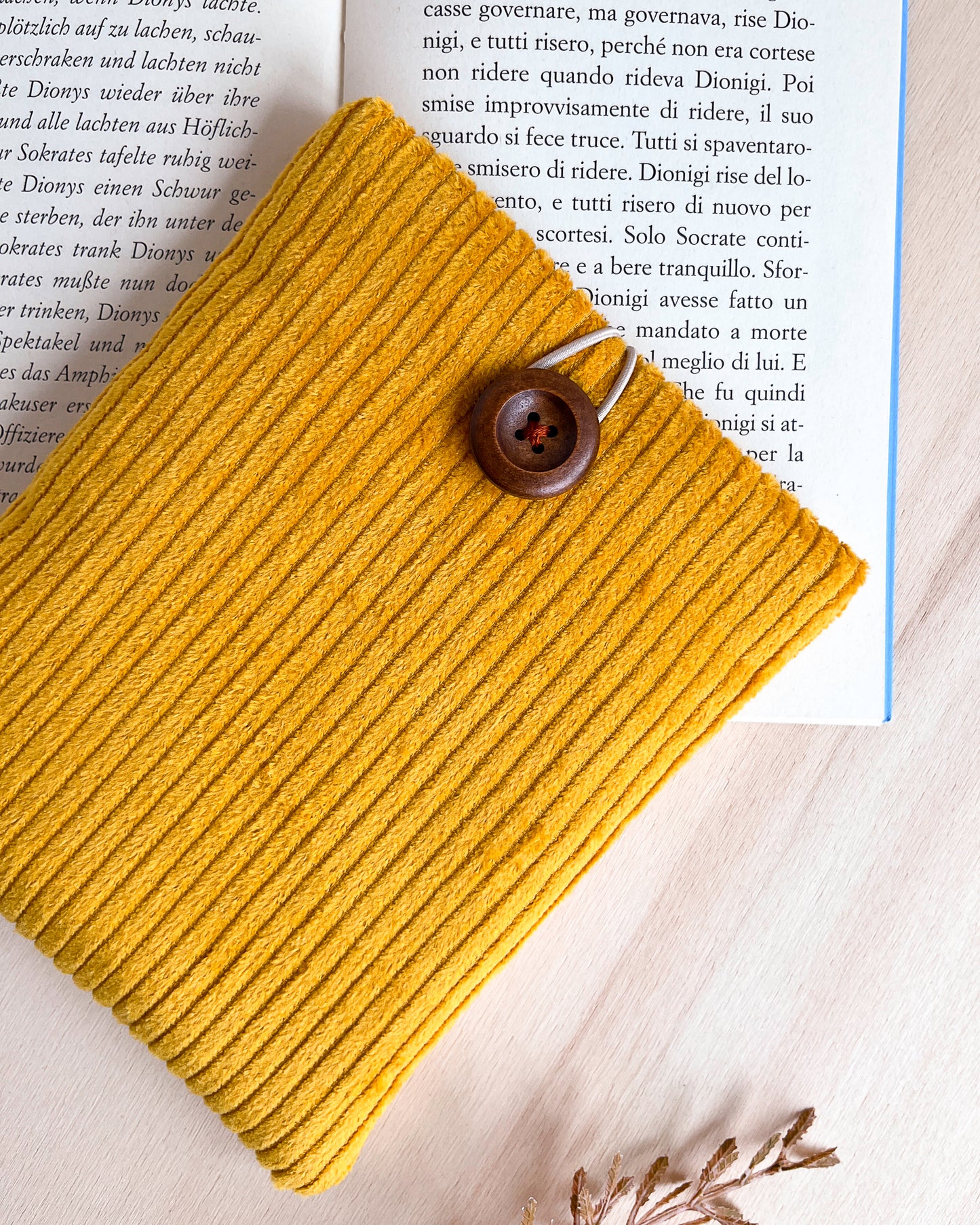 Custodia per e-reader in velluto giallo con fodera autunnale