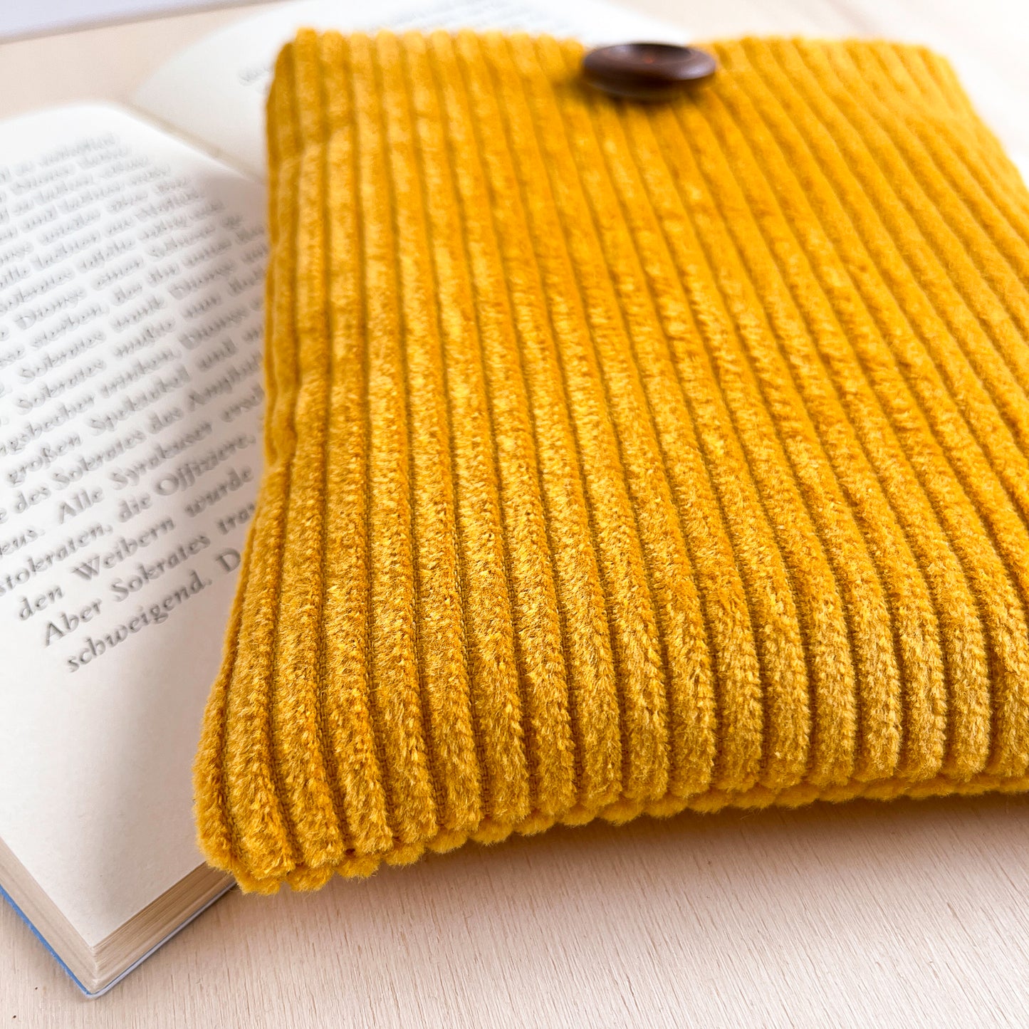 Custodia per e-reader in velluto giallo con fodera autunnale