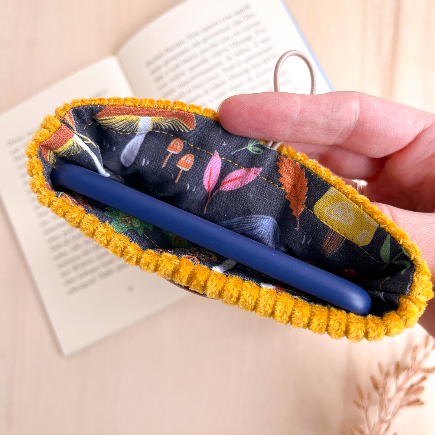 Custodia per e-reader in velluto giallo con fodera autunnale