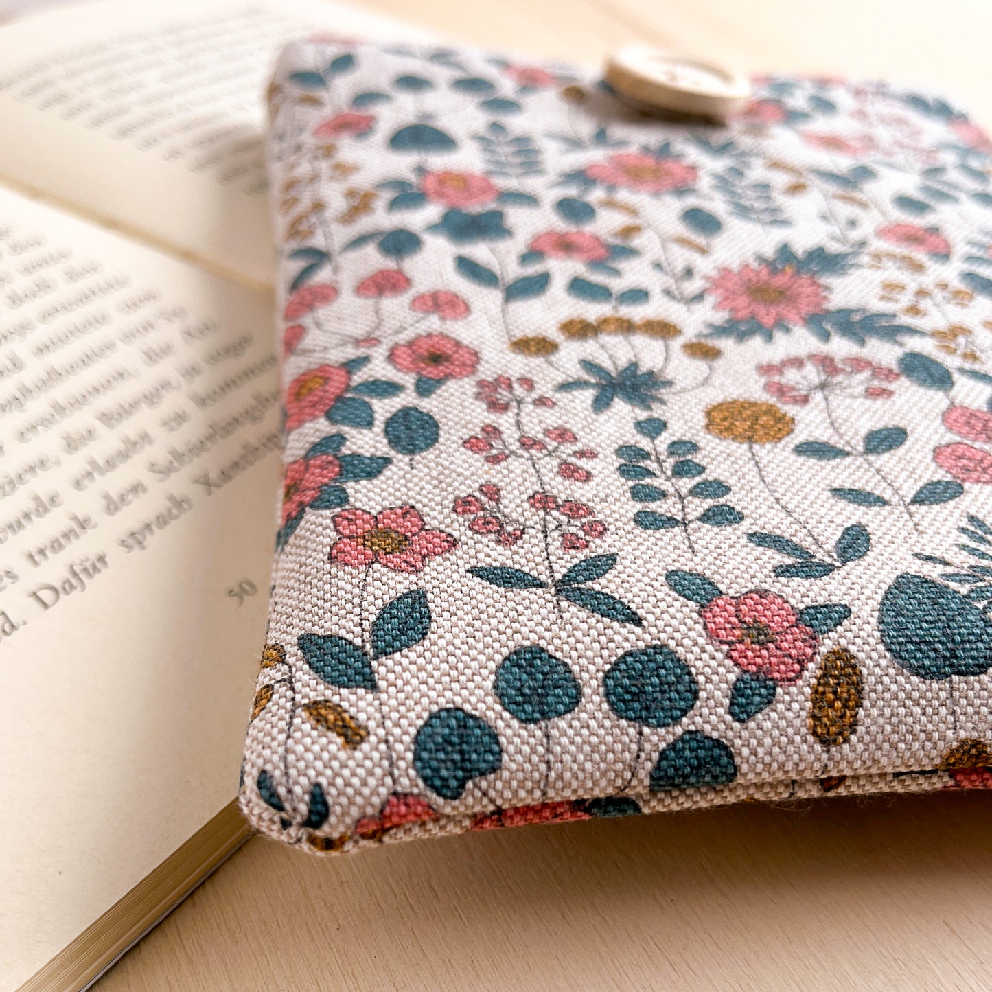 Pink flowers padded e-reader sleeve