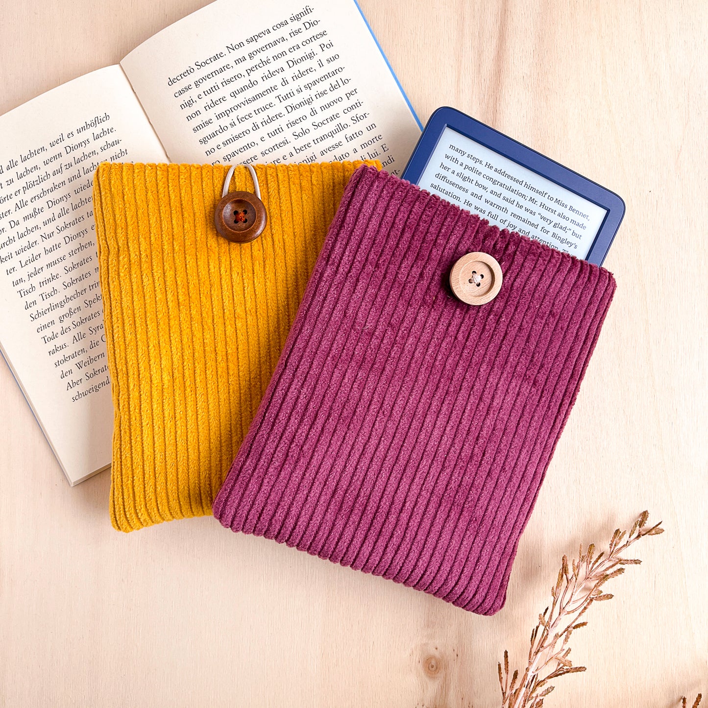 Custodia per e-reader in velluto viola con fodera floreale