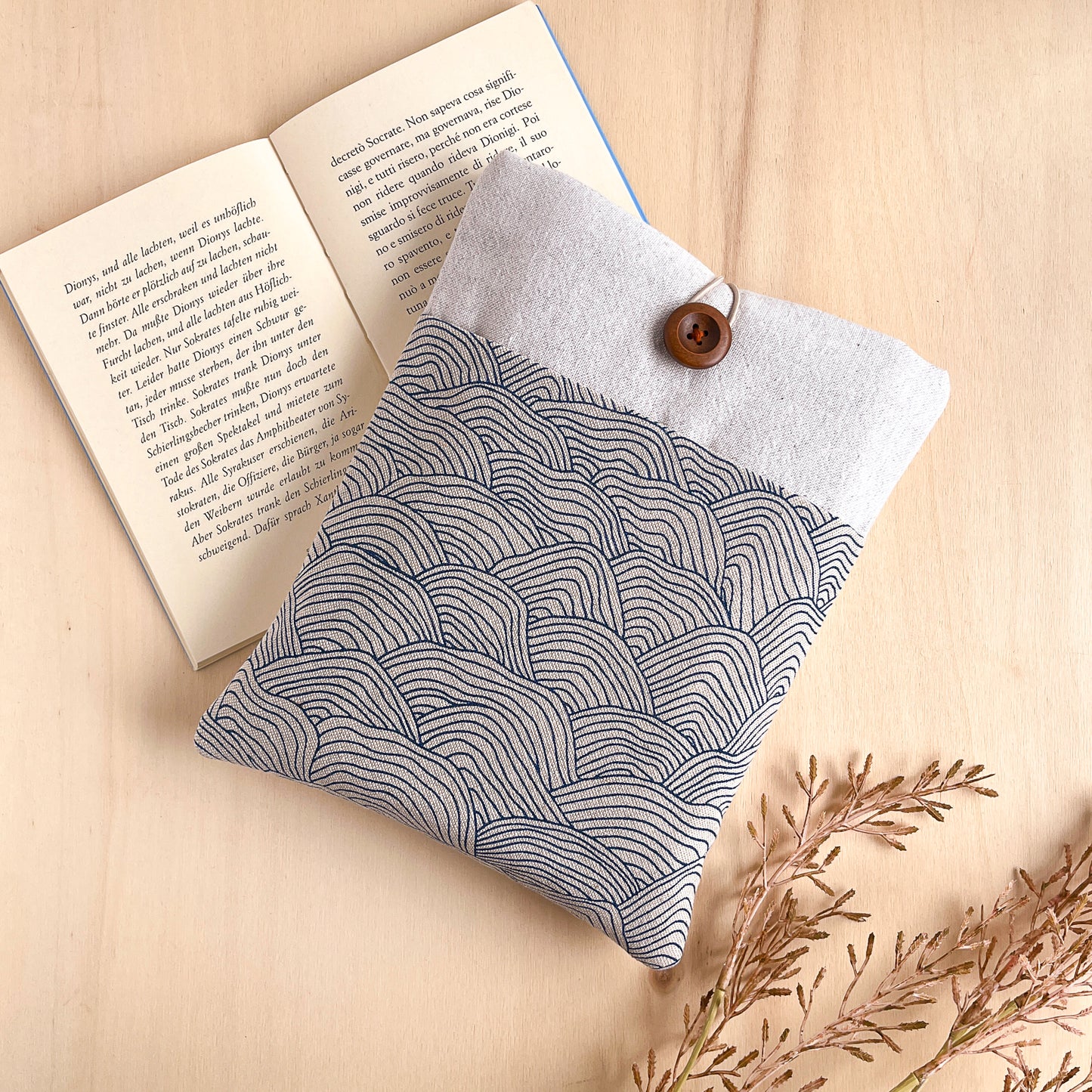 Custodia per libri imbottita con tasca a motivo onde blu
