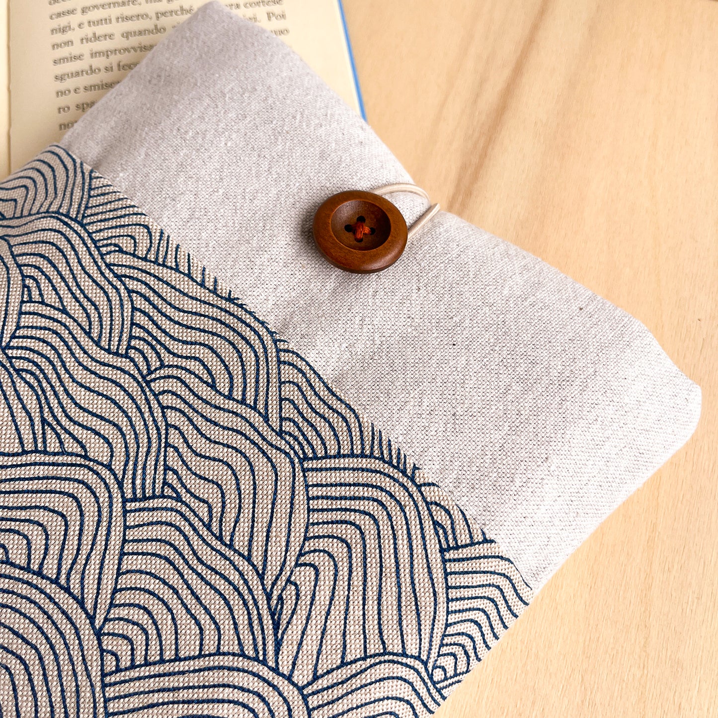 Custodia per libri imbottita con tasca a motivo onde blu