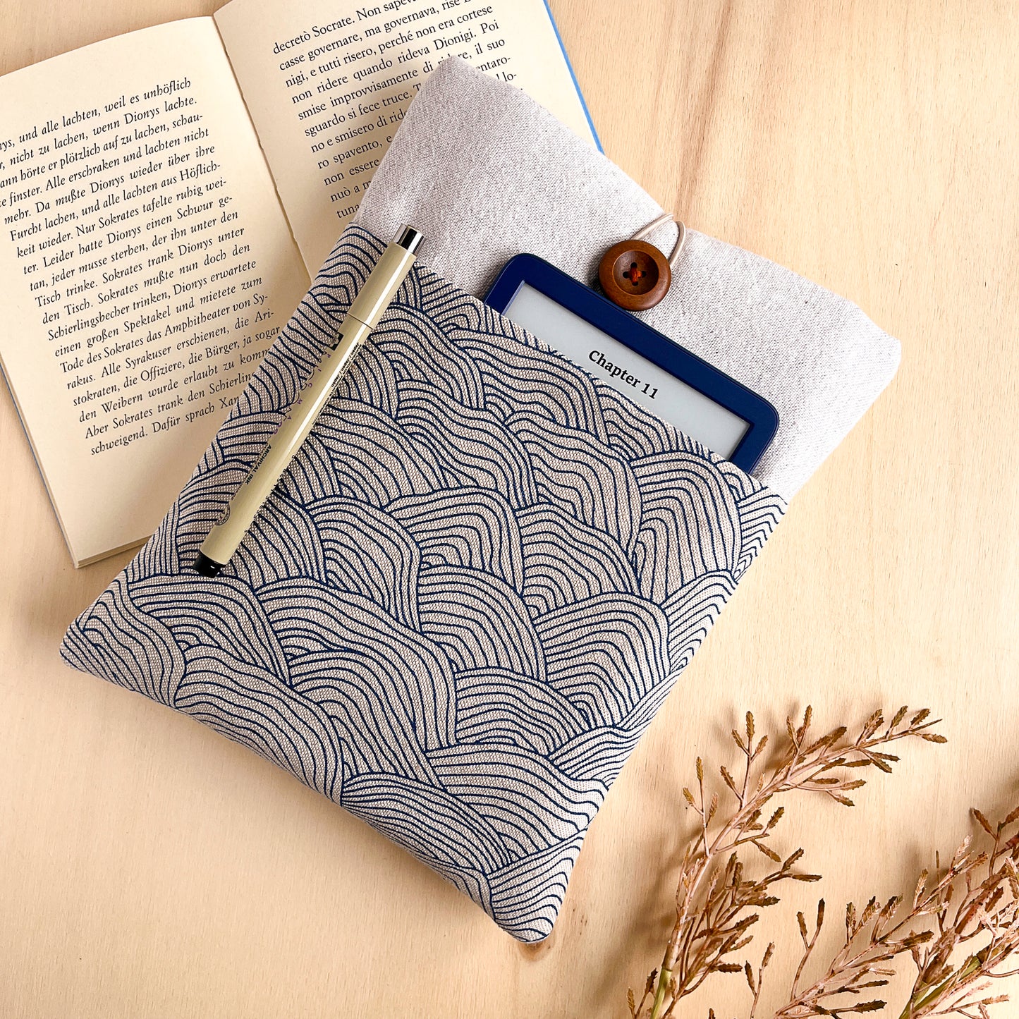 Custodia per libri imbottita con tasca a motivo onde blu