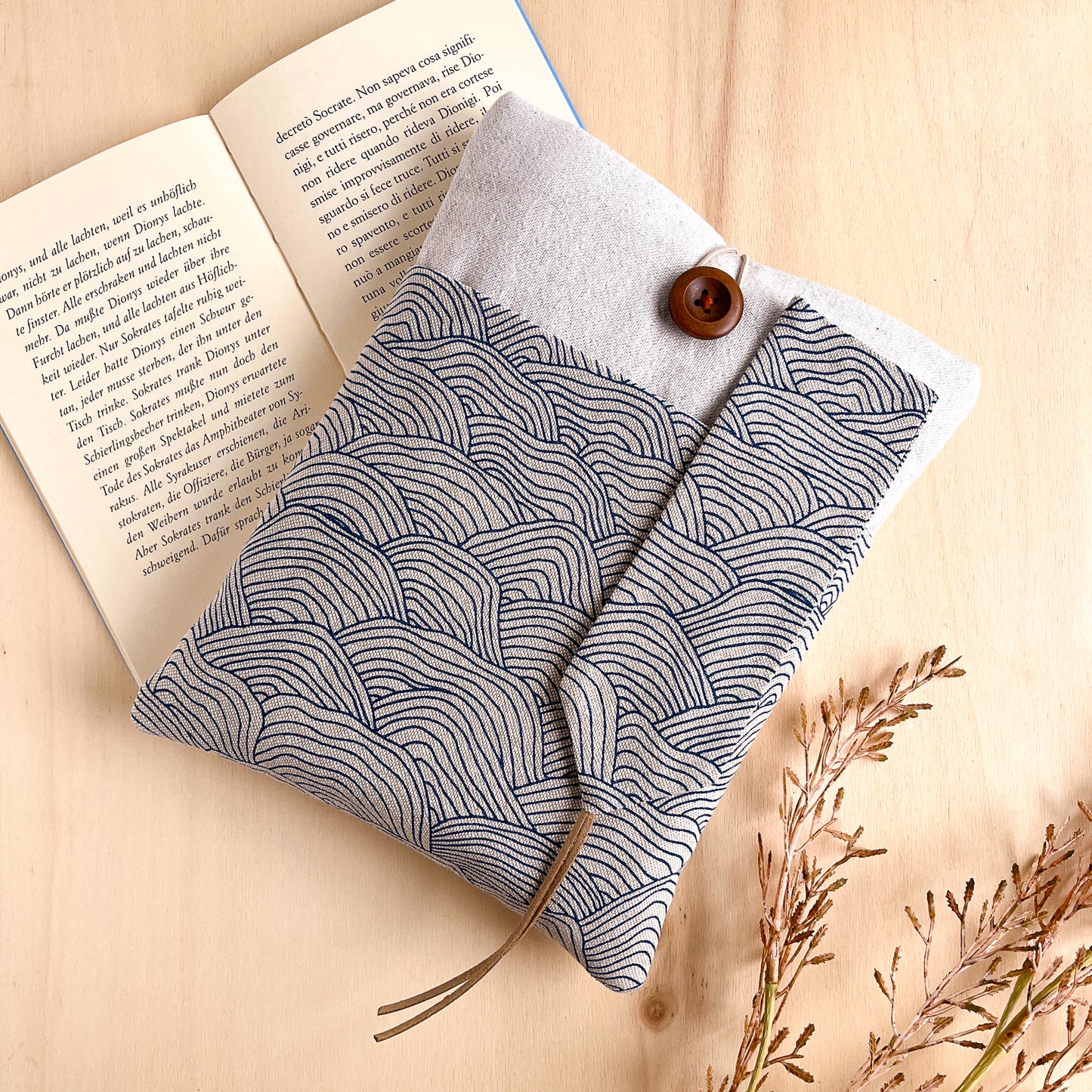 Custodia per libri imbottita con tasca a motivo onde blu