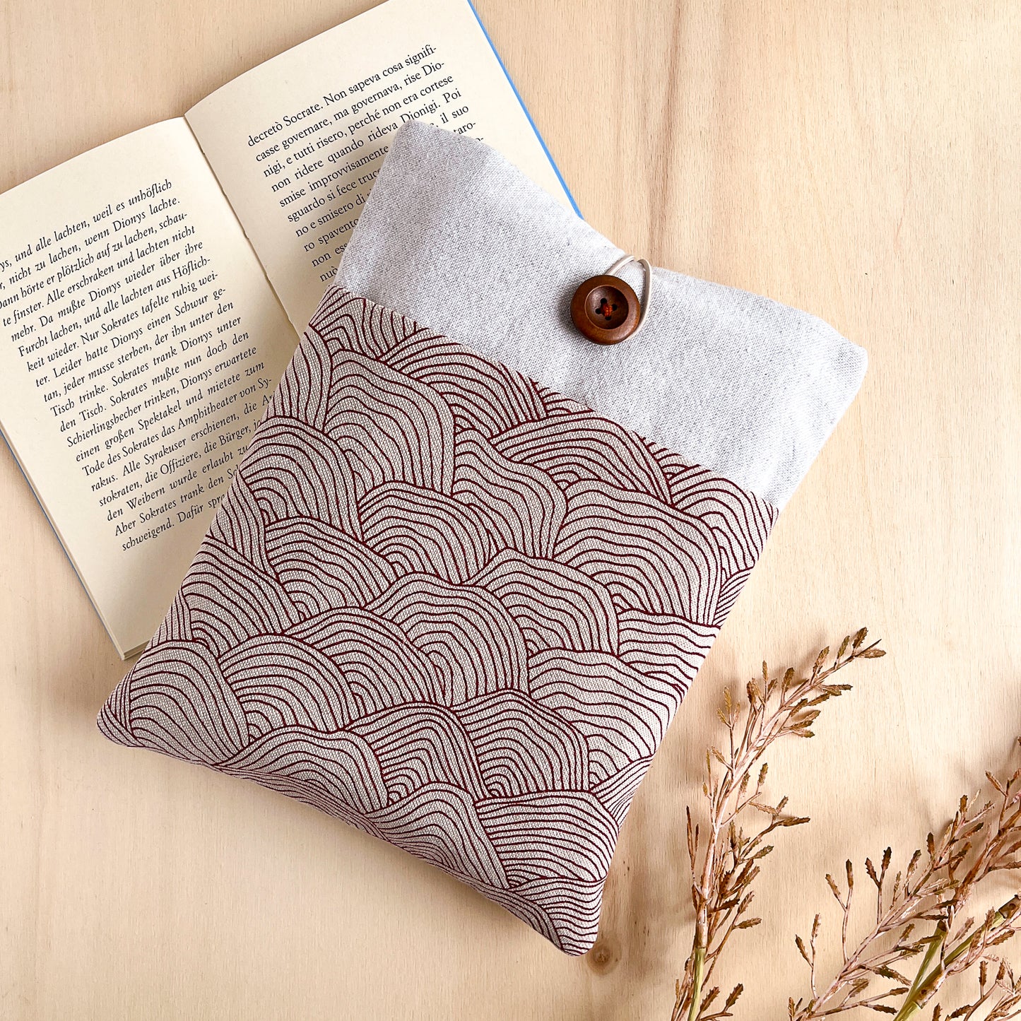 Custodia per libri imbottita con tasca a motivo onde rosse