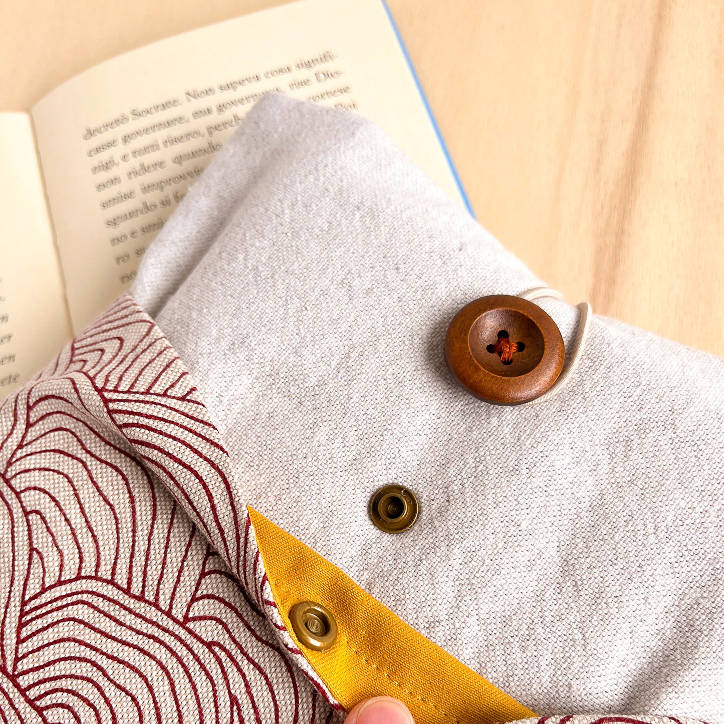 Custodia per libri imbottita con tasca a motivo onde rosse