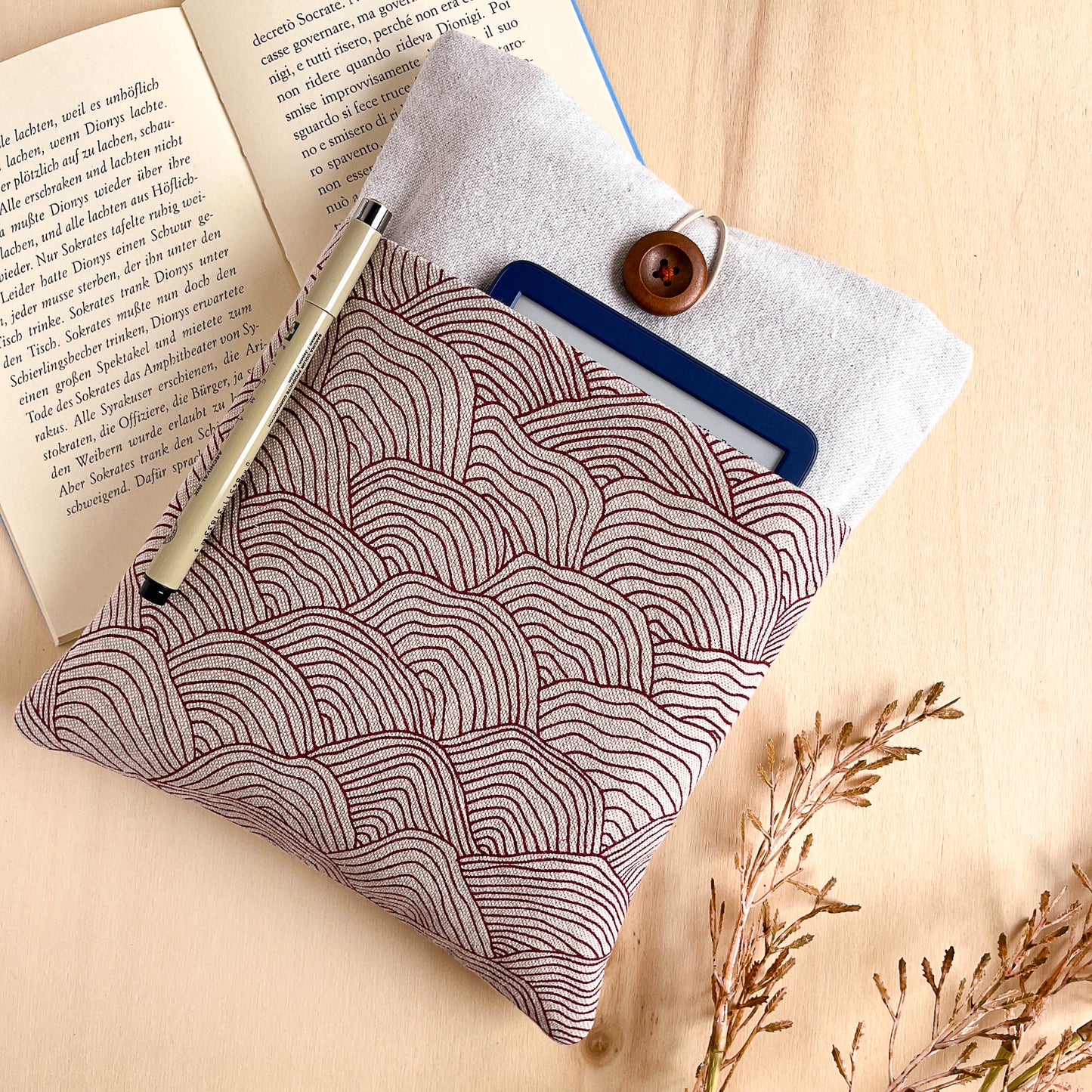 Custodia per libri imbottita con tasca a motivo onde rosse