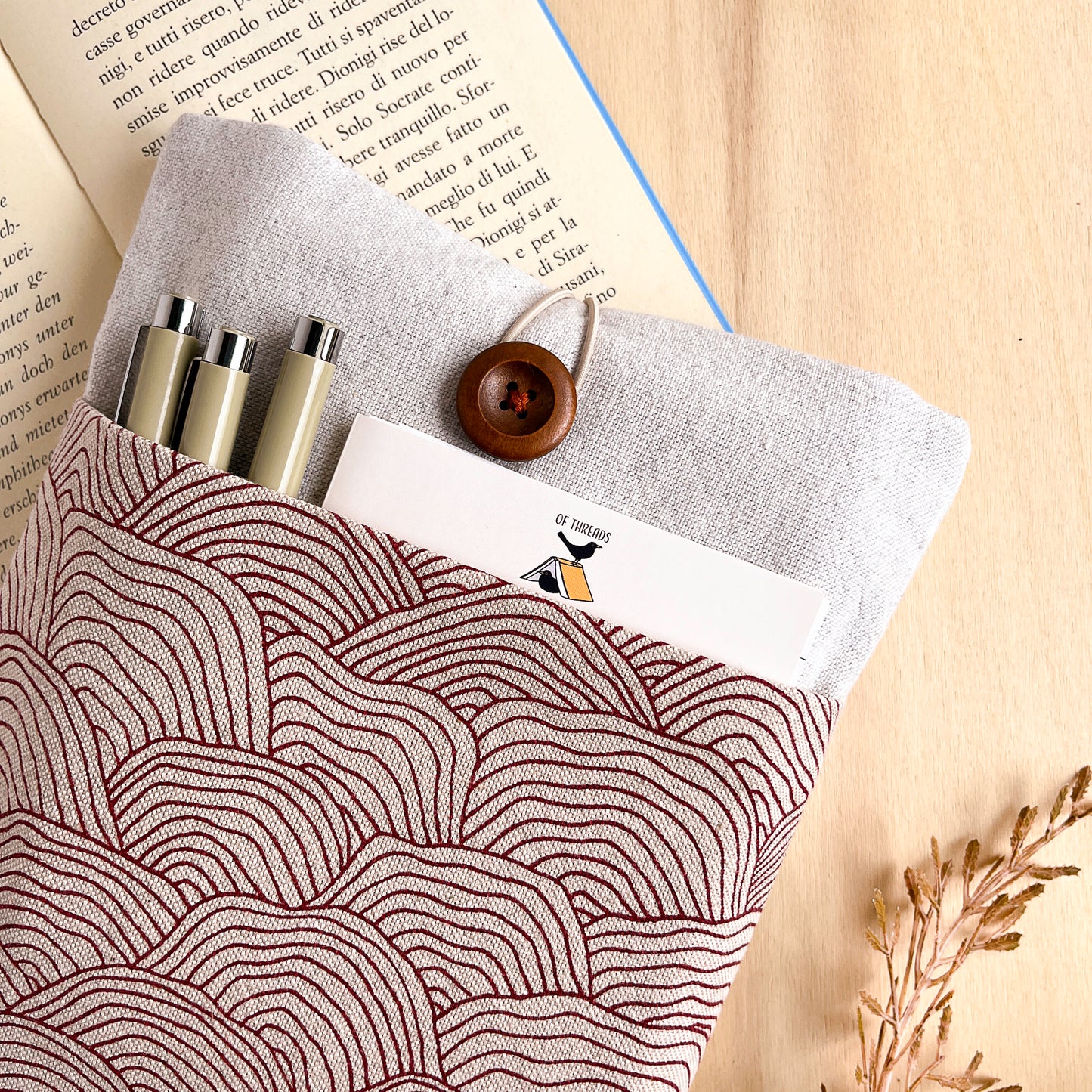 Custodia per libri imbottita con tasca a motivo onde rosse