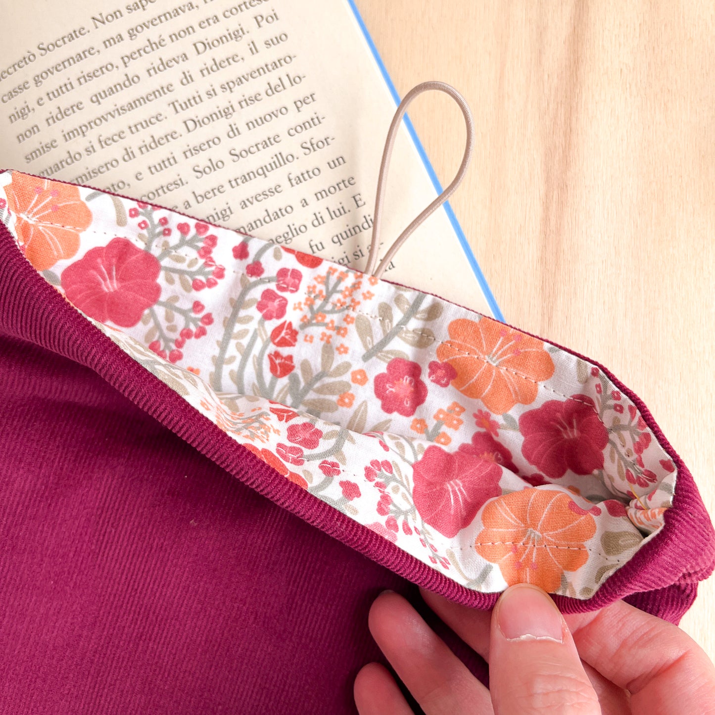 Custodia per libri imbottita in velluto fucsia con fodera Liberty