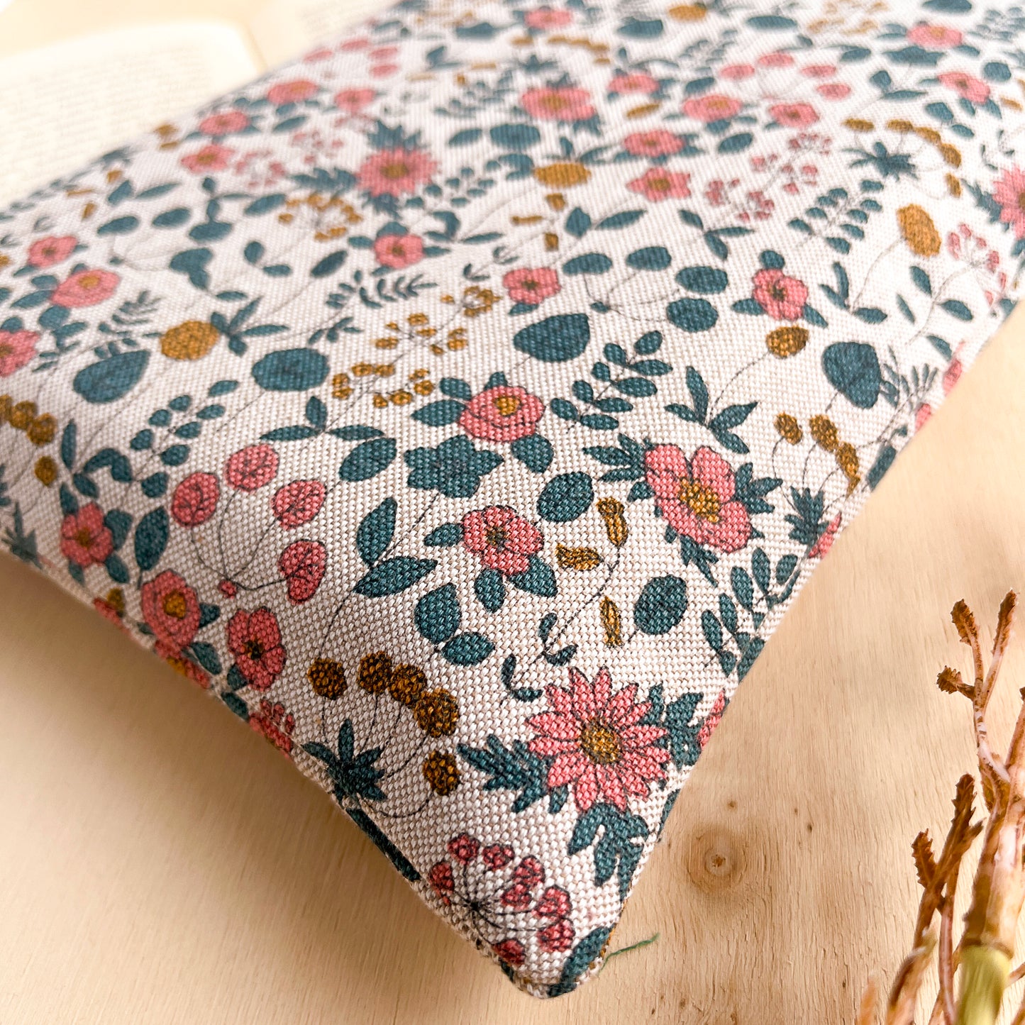 Custodia per libri imbottita in cotone con fiori rosa