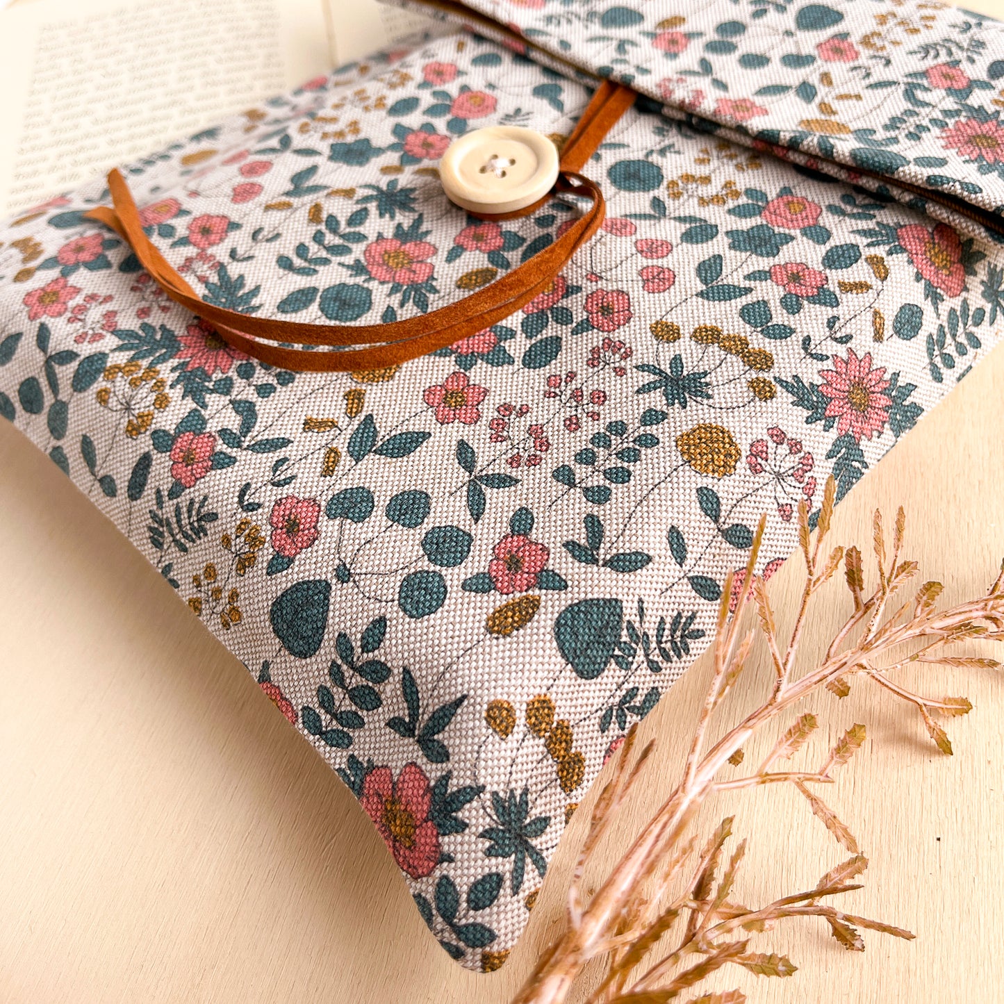 Custodia per libri regolabile in cotone con fiori rosa