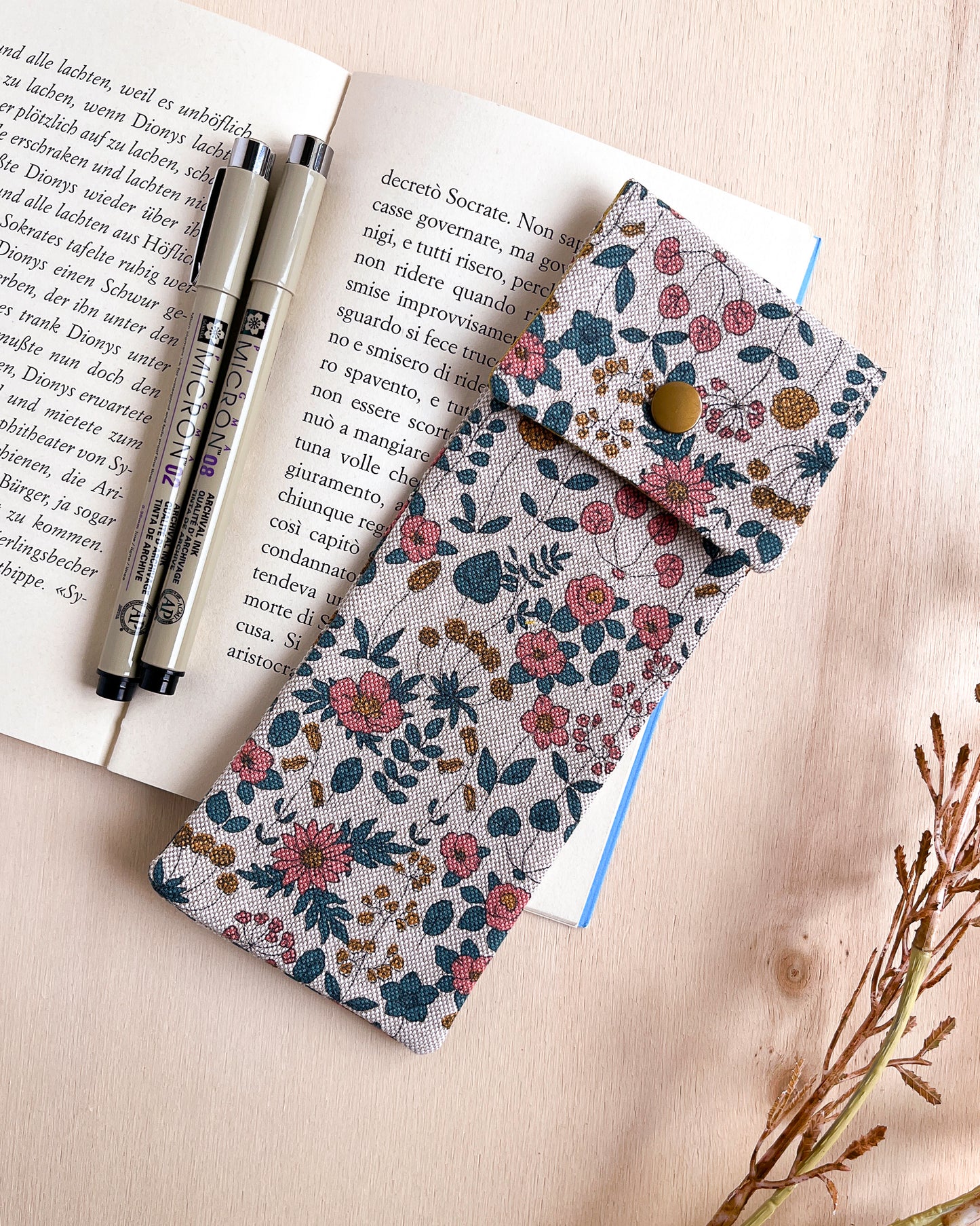 Astuccio con fiori rosa