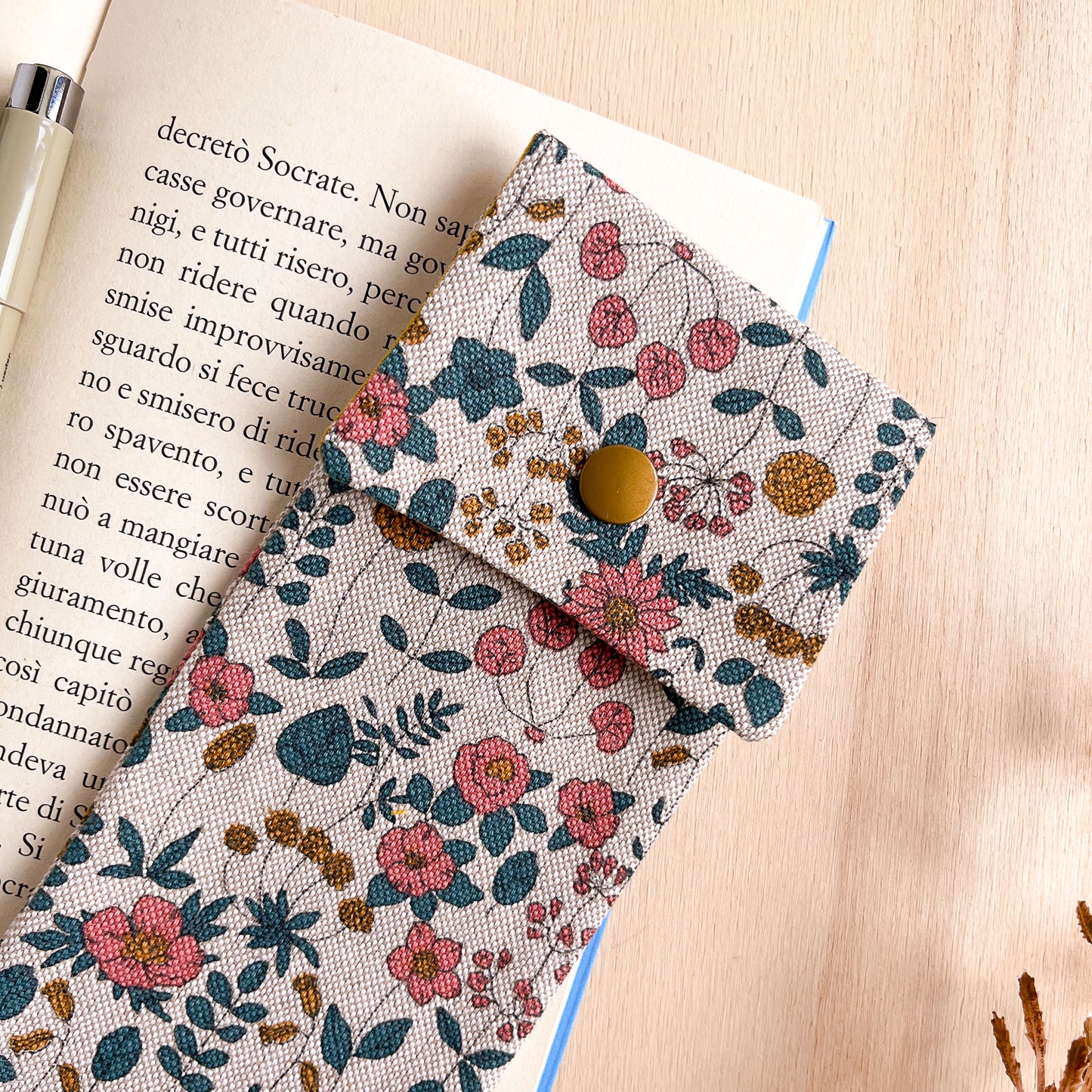 Astuccio con fiori rosa