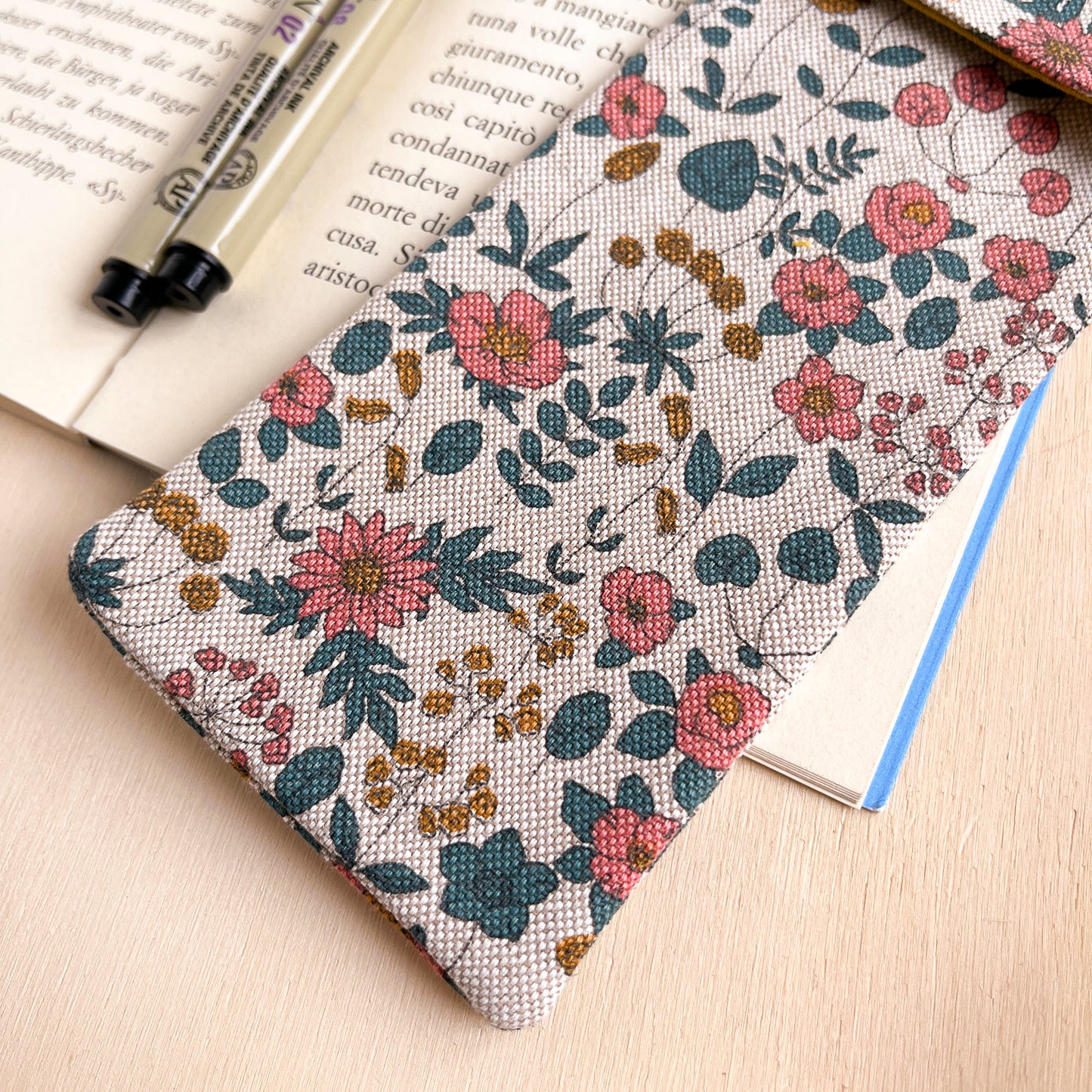 Astuccio con fiori rosa