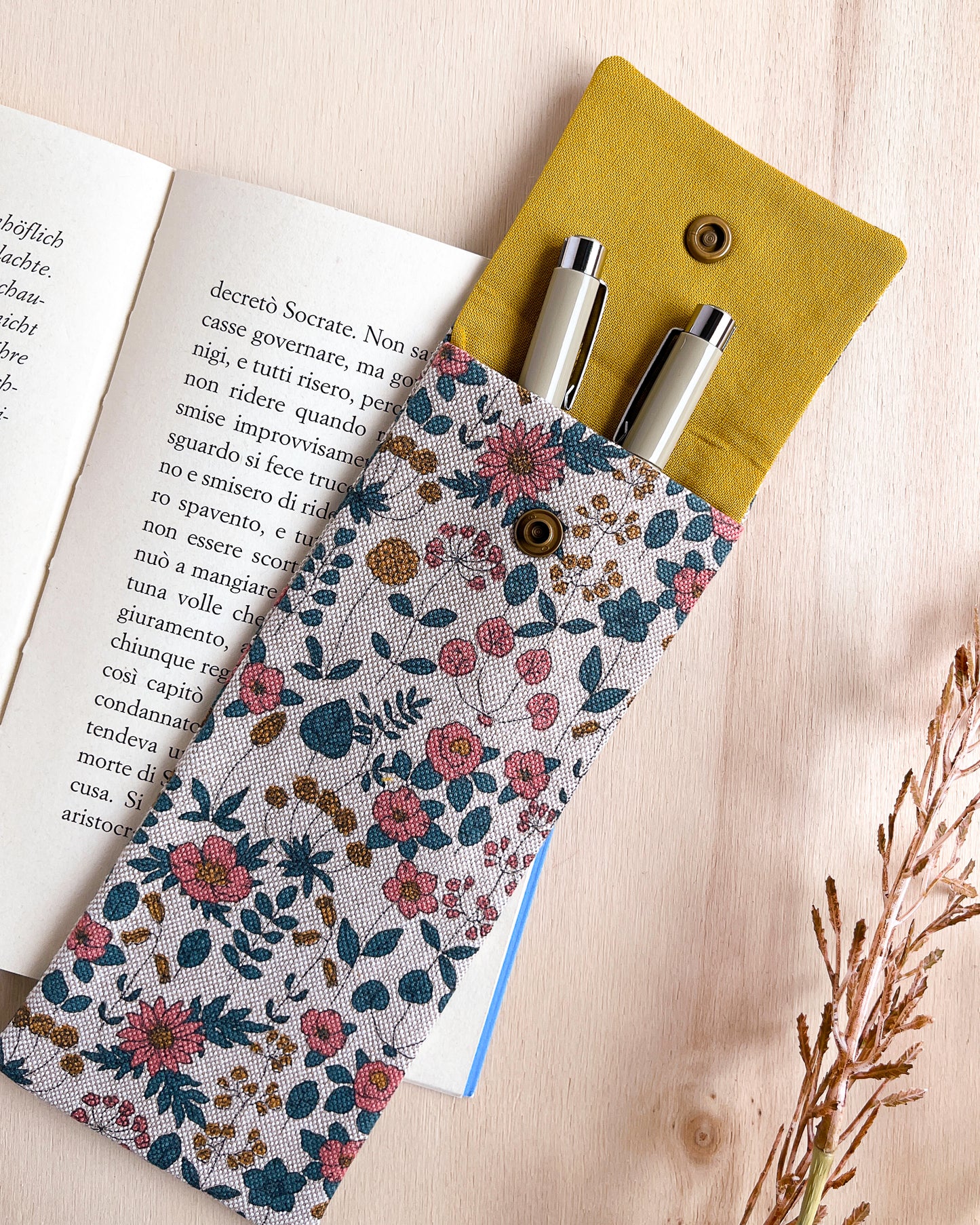 Astuccio con fiori rosa