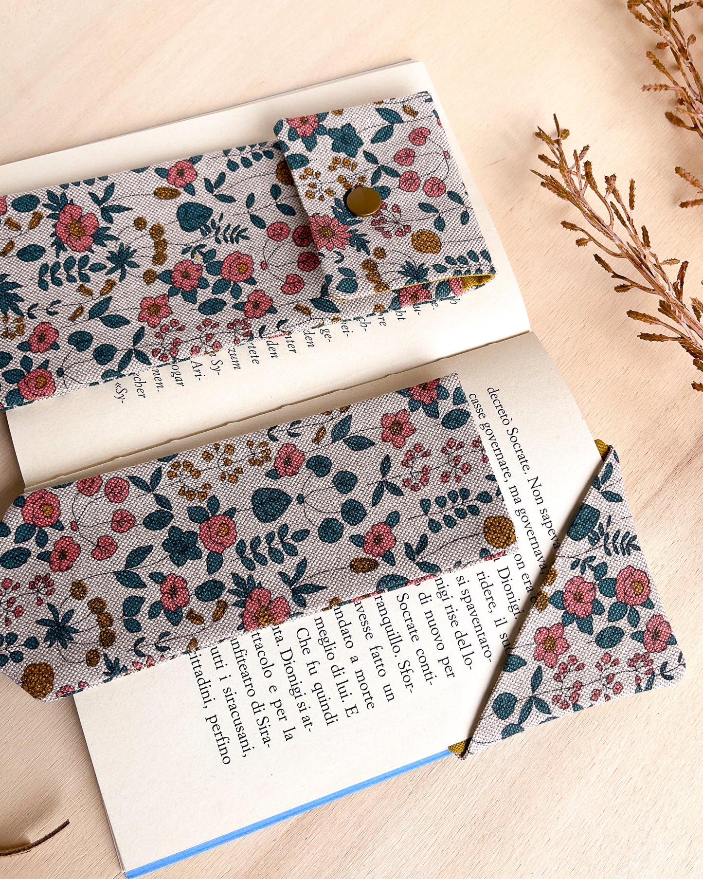 Astuccio con fiori rosa