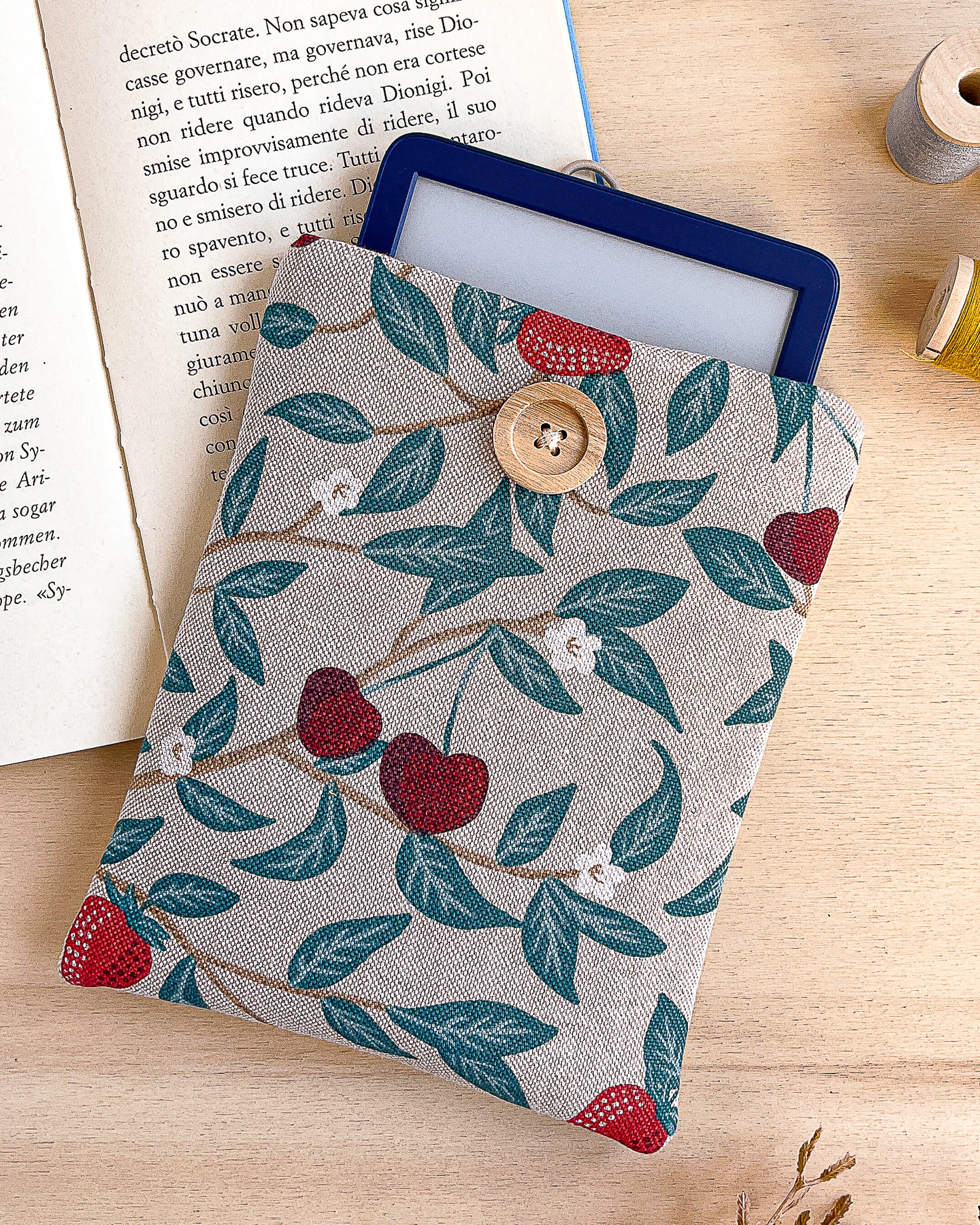 Custodia per e-reader imbottita in cotone fantasia fragole e ciliegie fatta a mano