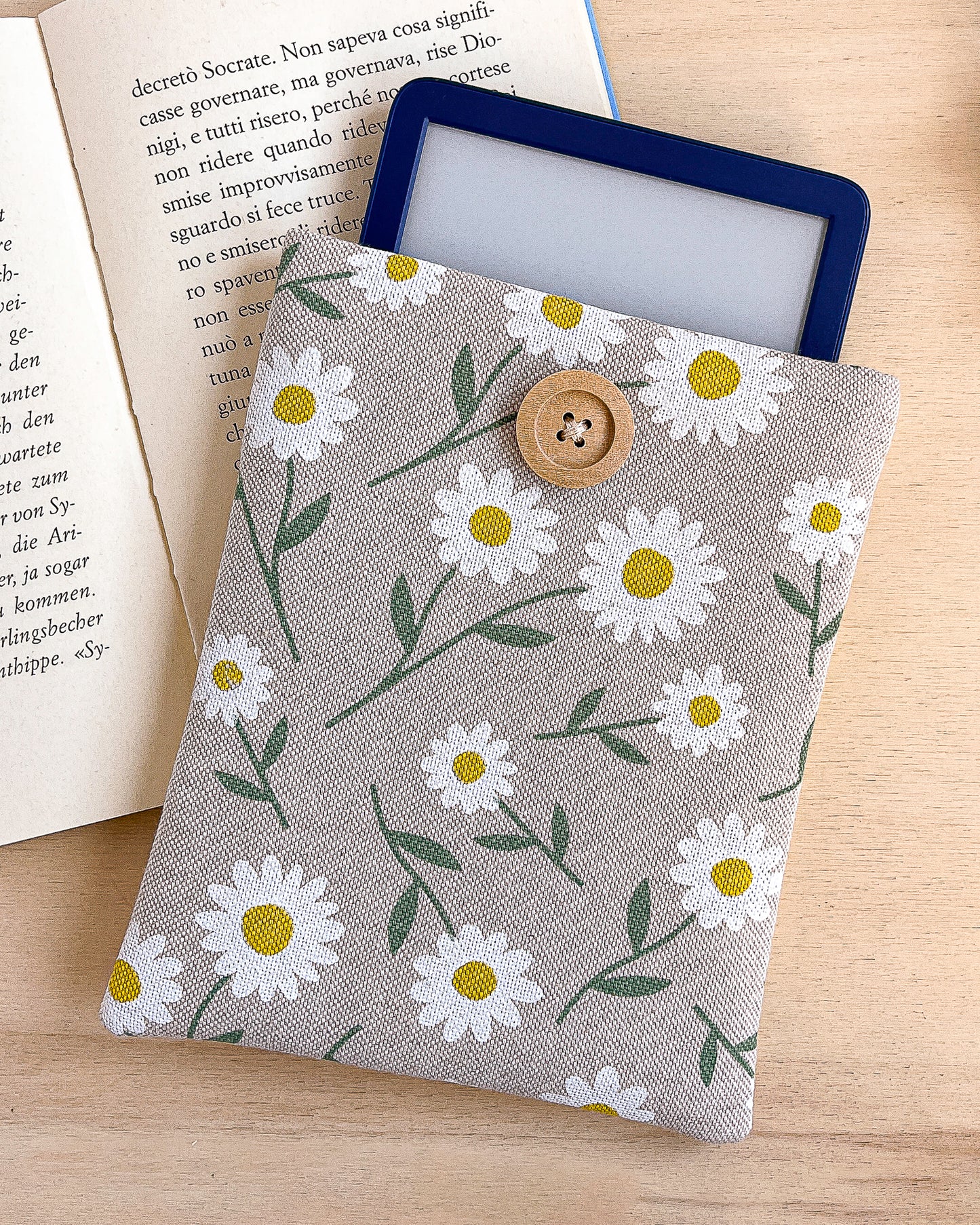 Custodia per e-reader imbottita in cotone fantasia margherite fatta a mano