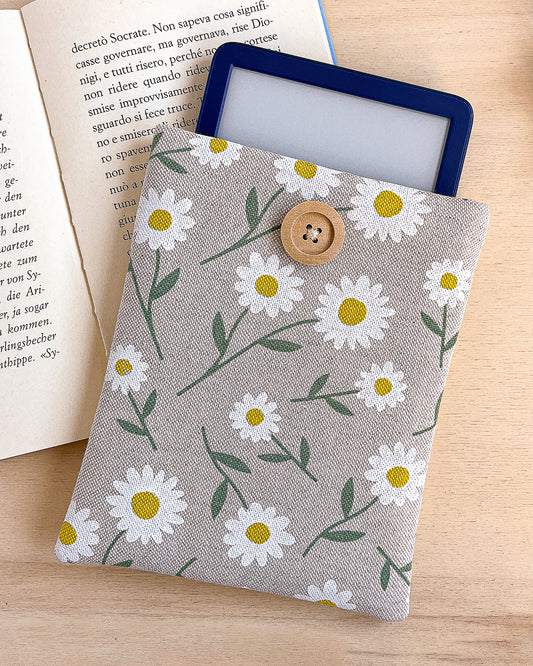Custodia per e-reader imbottita in cotone fantasia margherite fatta a mano